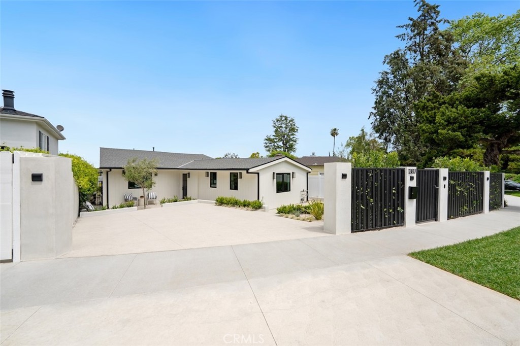 Sherman Oaks, California, 91423, United States, 4 Bedrooms Bedrooms, ,6 BathroomsBathrooms,Residential,For Sale,1960498