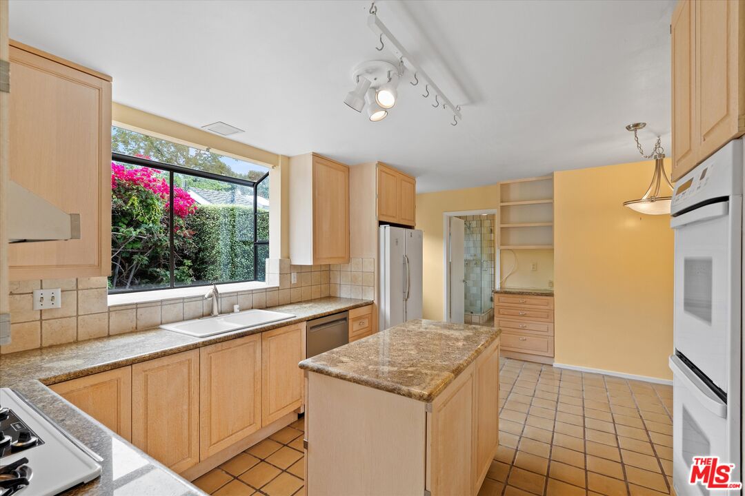 Malibu, California, 90265, United States, 4 Bedrooms Bedrooms, ,3 BathroomsBathrooms,Residential,For Sale,1859760