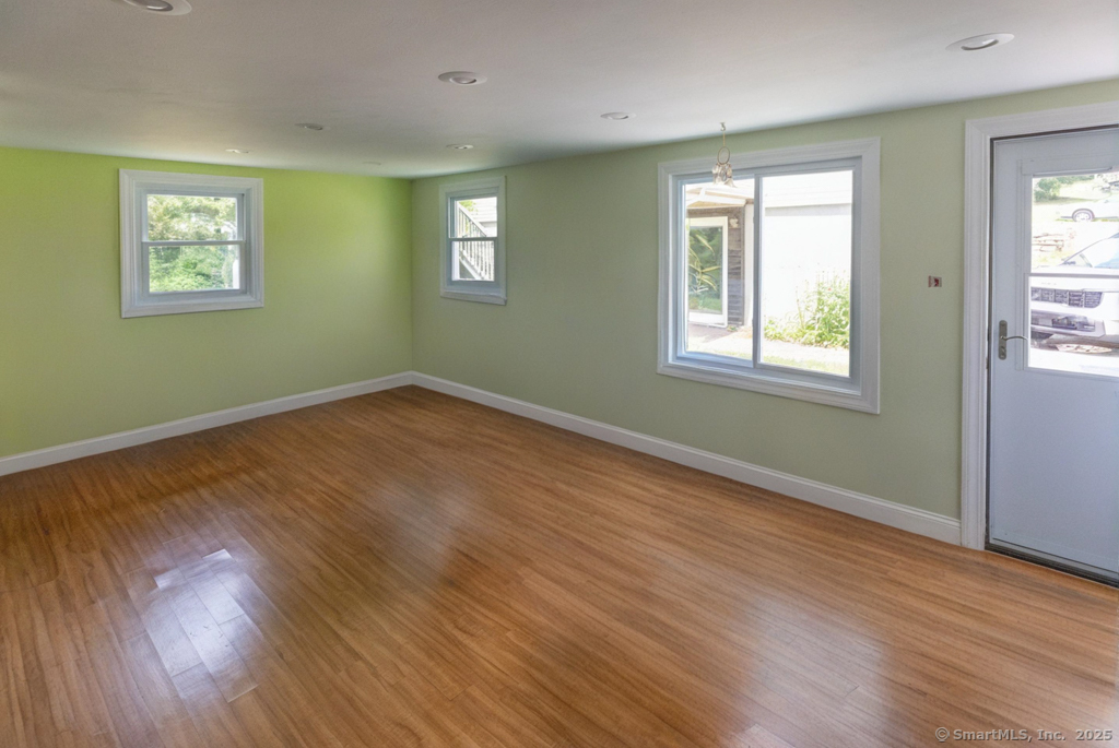 Montville, Connecticut, 06382, United States, 5 Bedrooms Bedrooms, ,3 BathroomsBathrooms,Residential,For Sale,1895951
