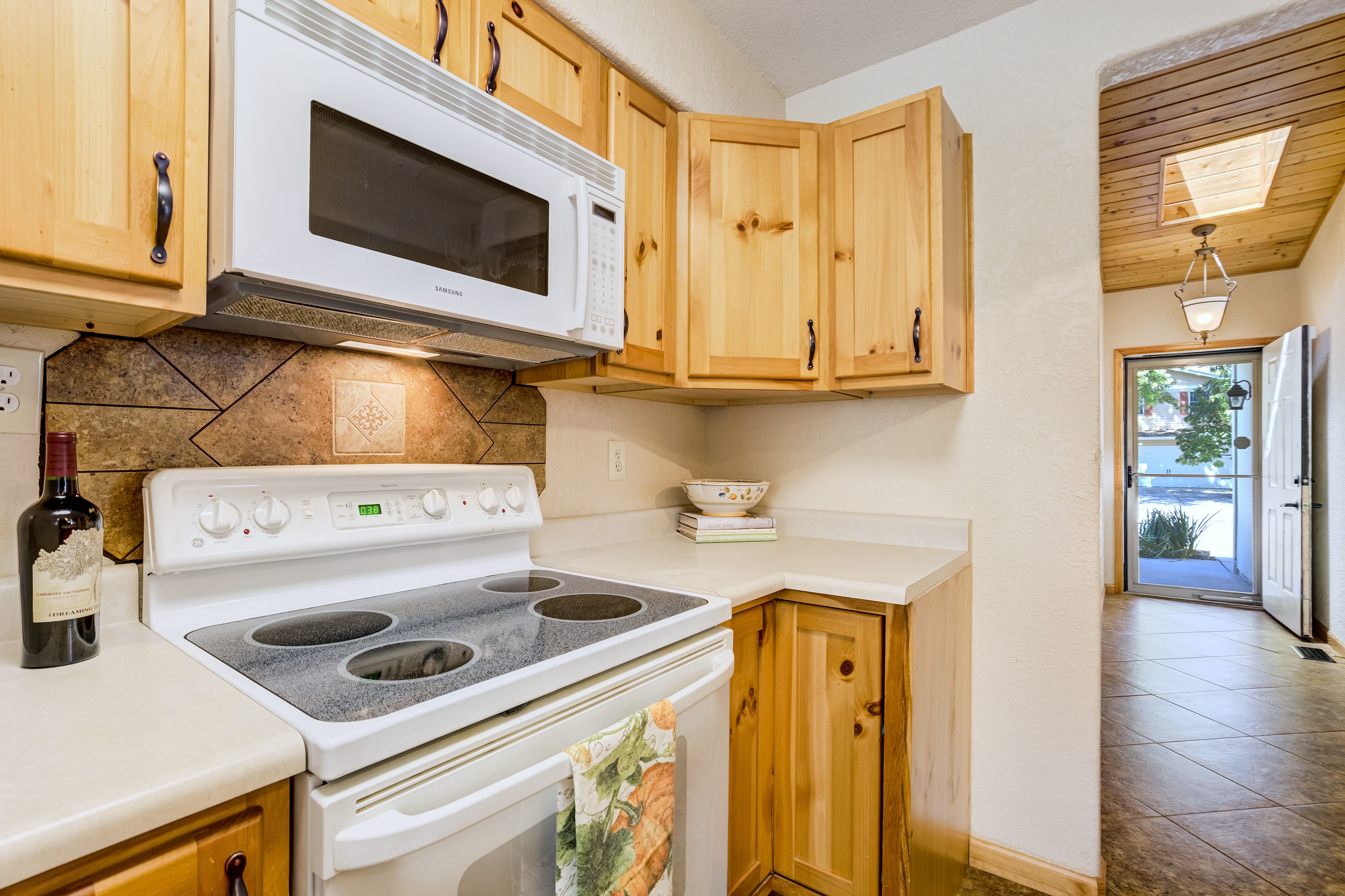  Nestled on a Spacious Corner Lot, Discover Mountain Charm w/ Warm Wood Accents - 物件實景