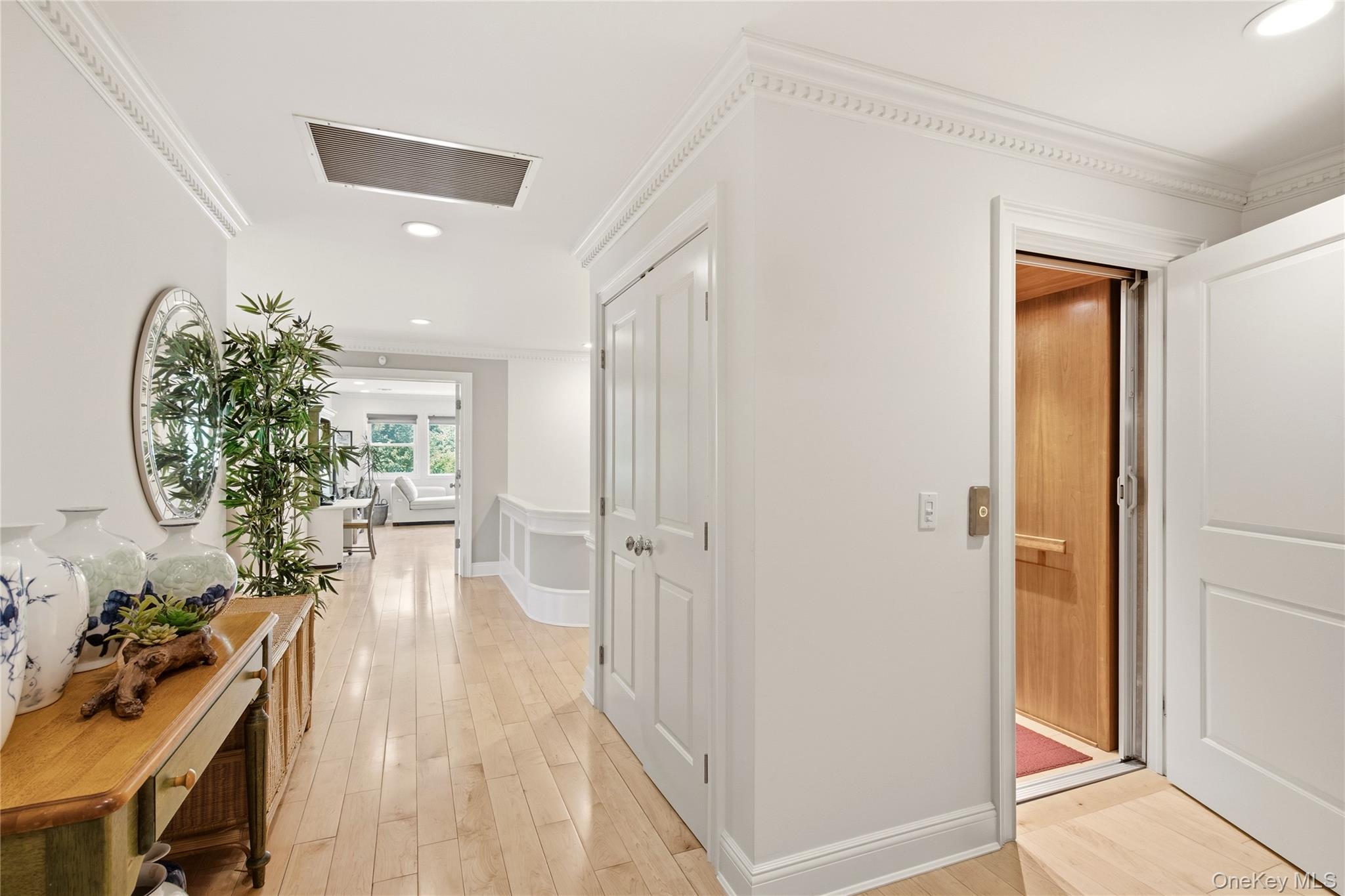  323 Baltustrol Circle, Roslyn, NY, 11576 - 物件實景