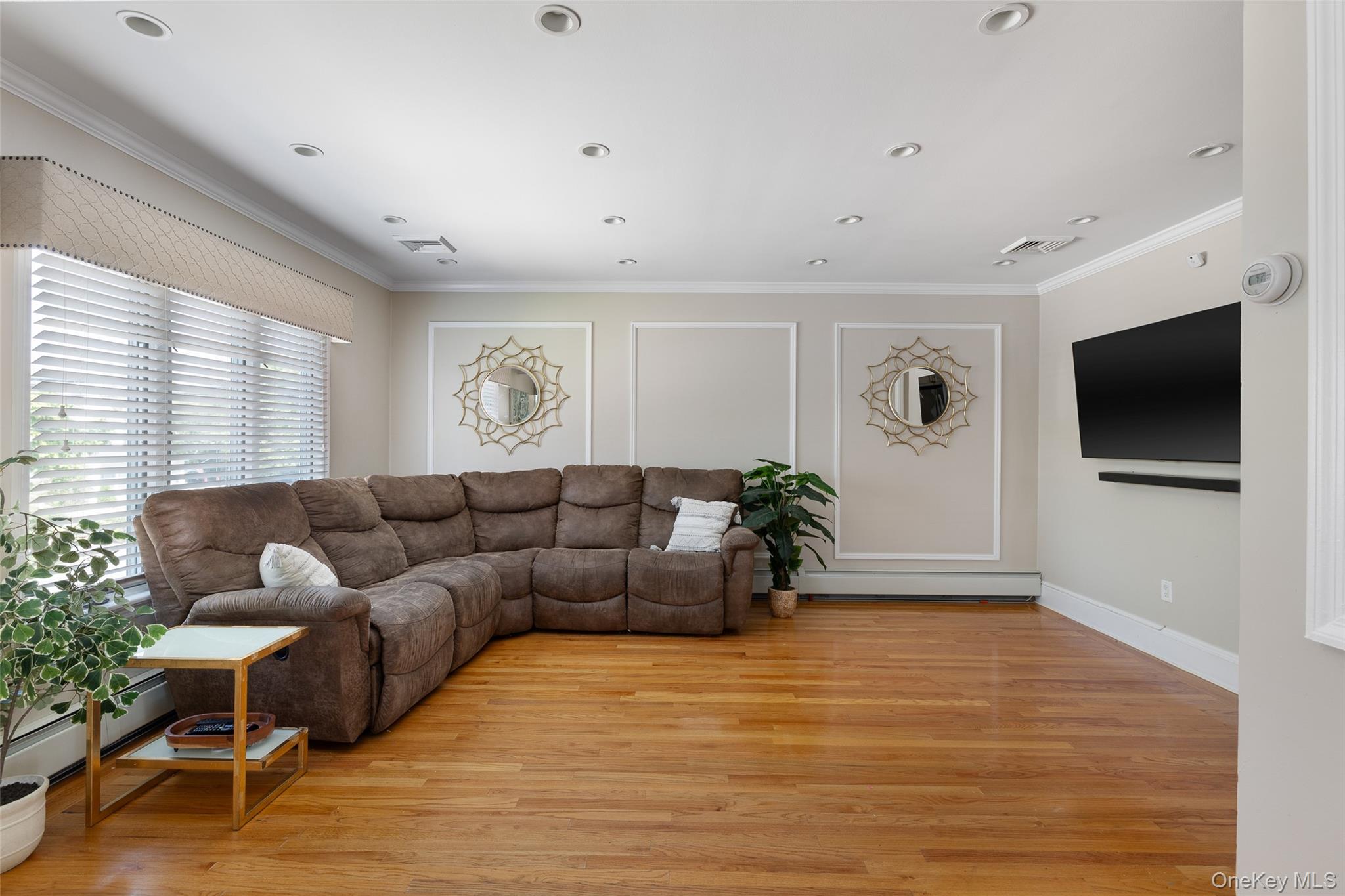 Babylon, New York, 11702, United States, 3 Bedrooms Bedrooms, ,2 BathroomsBathrooms,Residential,For Sale,1930395