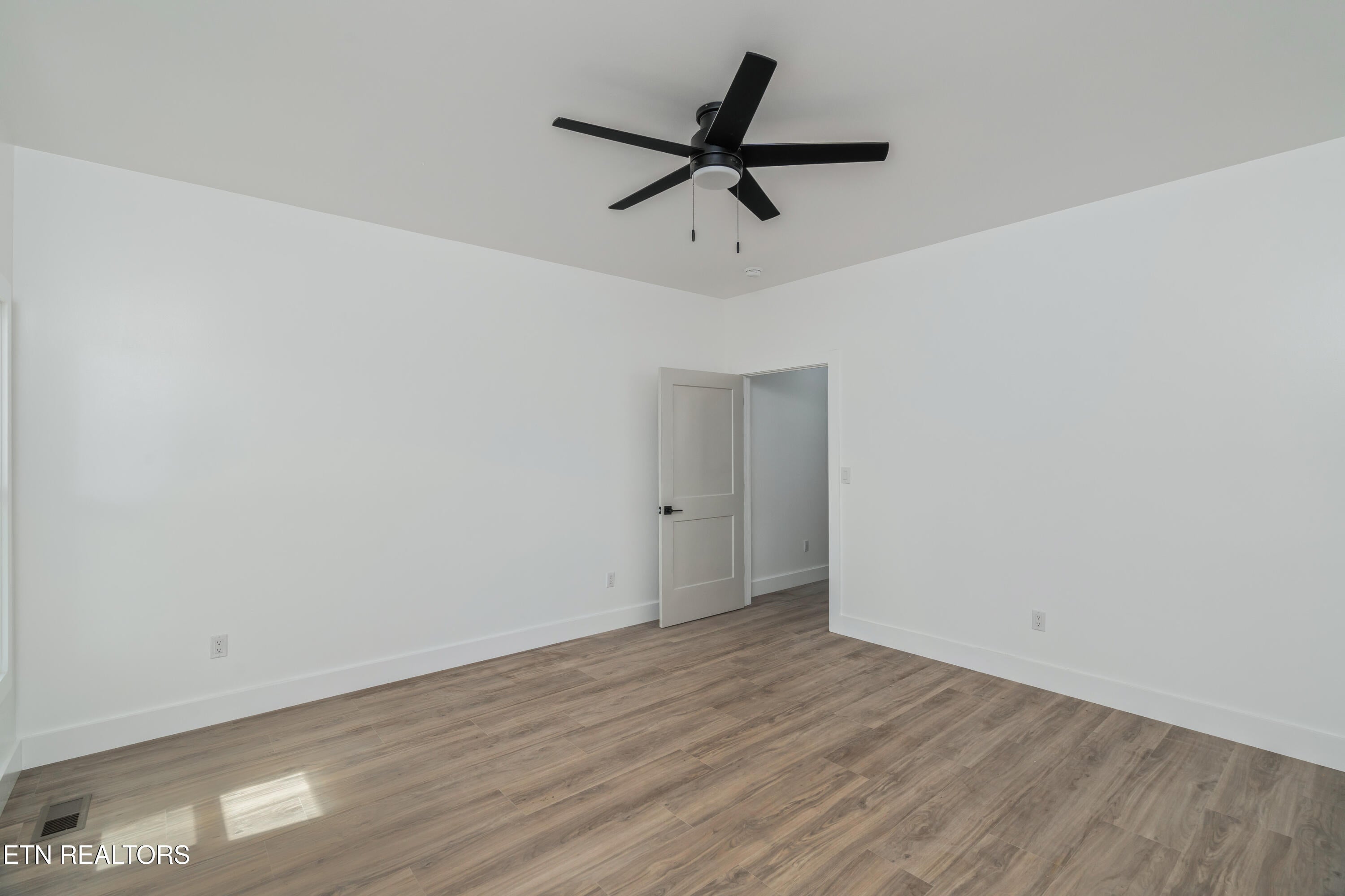 Kingston, Tennessee, 37763, United States, 3 Bedrooms Bedrooms, ,2 BathroomsBathrooms,Residential,For Sale,1907401