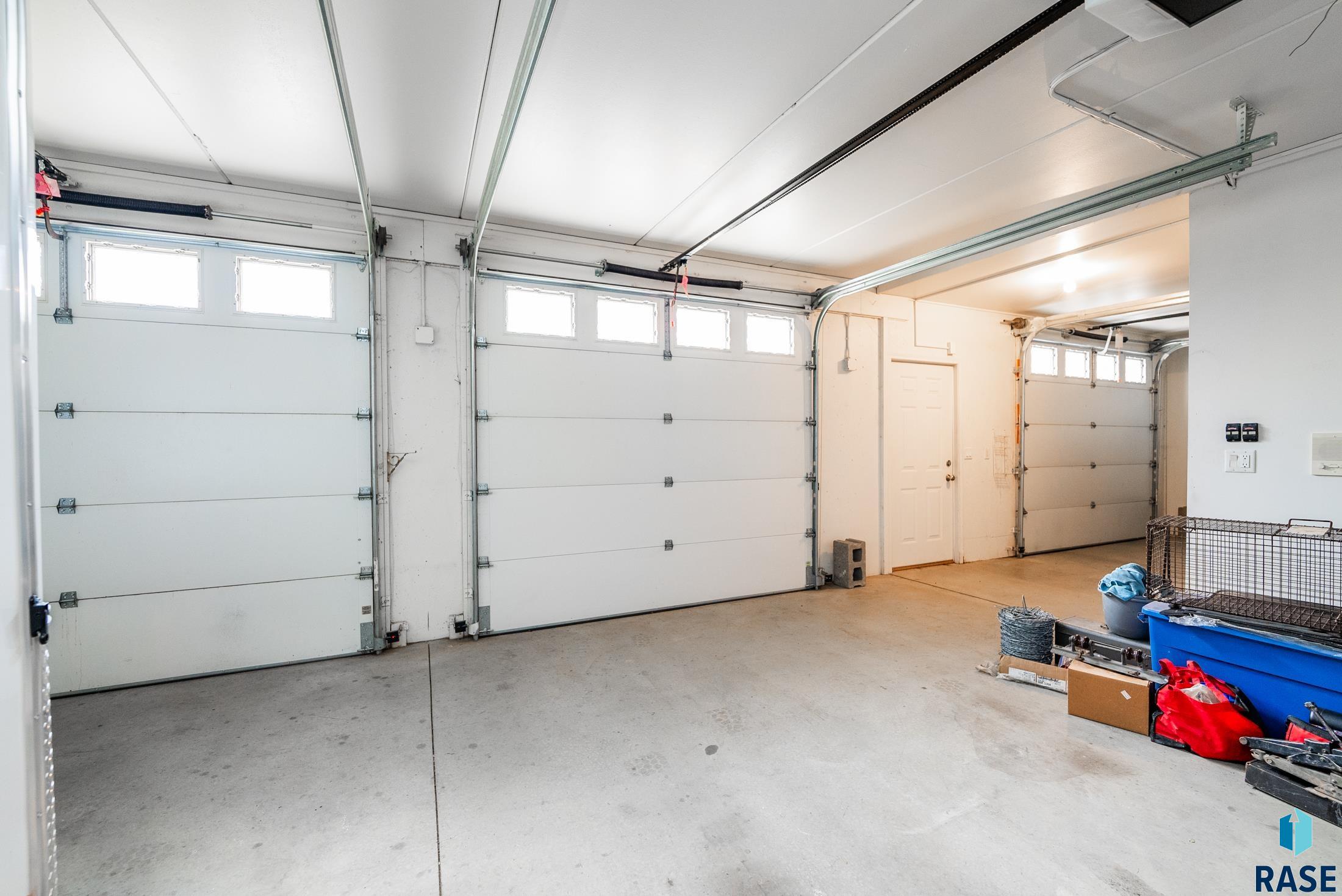 Yankton, South Dakota, 57078, United States, 6 Bedrooms Bedrooms, ,4 BathroomsBathrooms,Residential,For Sale,1975294