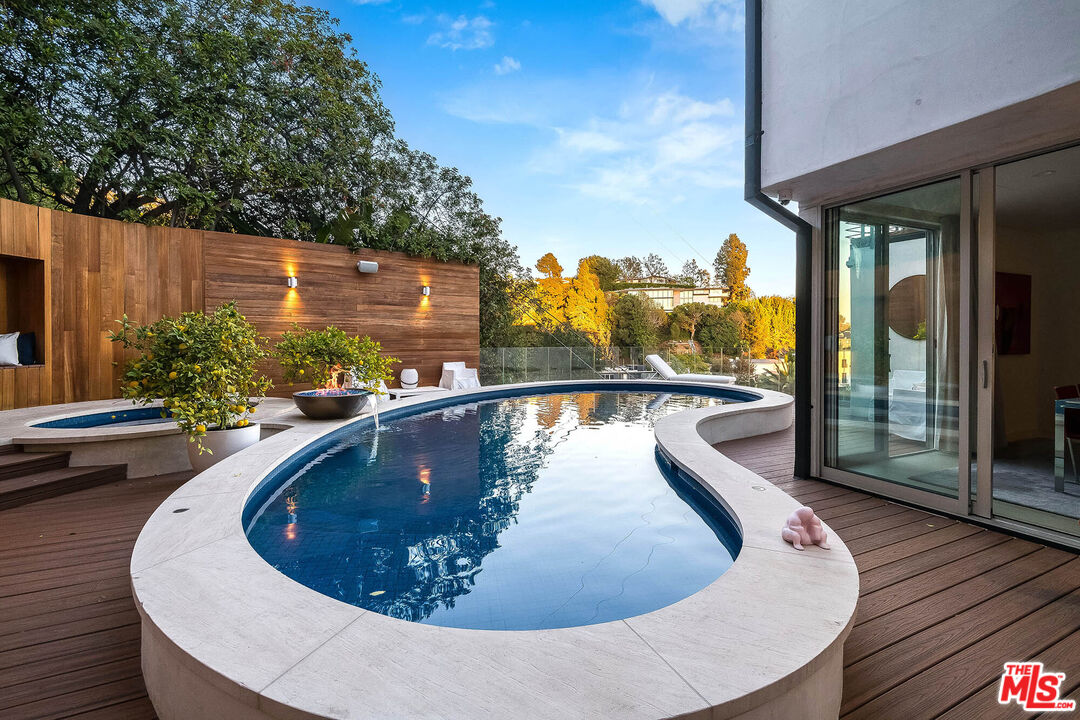 Los Angeles, California, 90069, United States, 4 Bedrooms Bedrooms, ,5 BathroomsBathrooms,Residential,For Sale,1759770