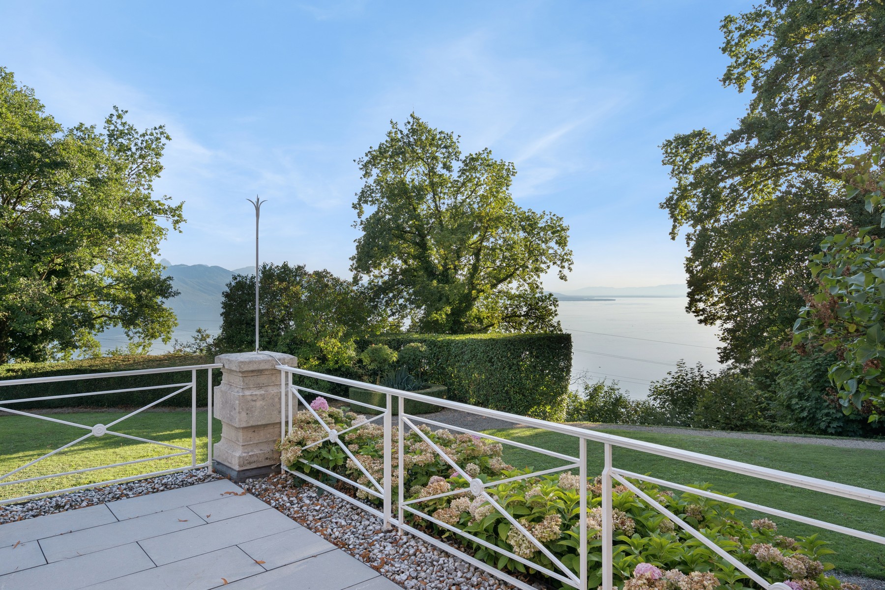  Lavaux: Iconic villa with views of Lake Geneva and the Alps, on a property of ne - 物件實景