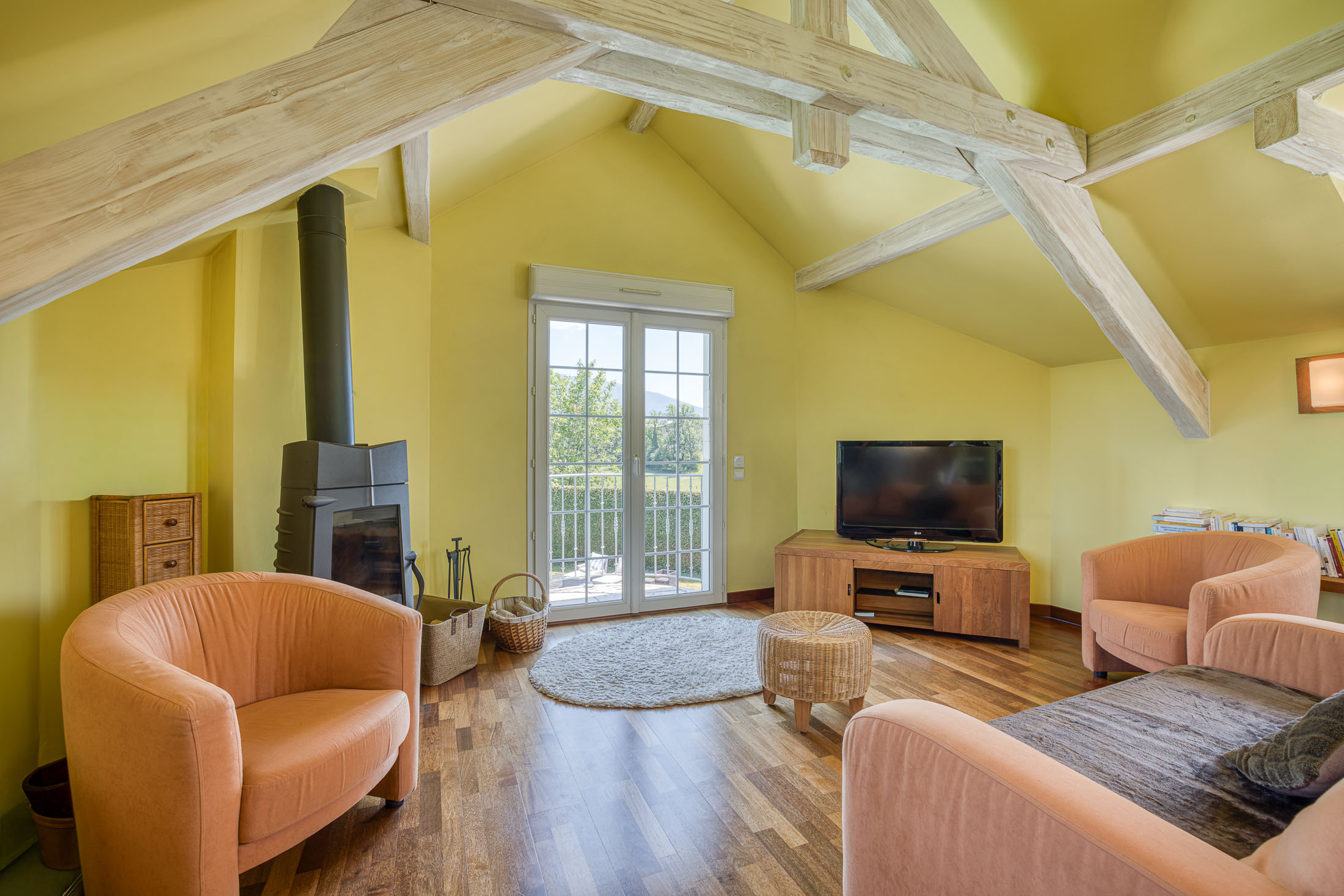  Nestled between lake and mountains, an outstanding family estate with swimming … - 物件實景