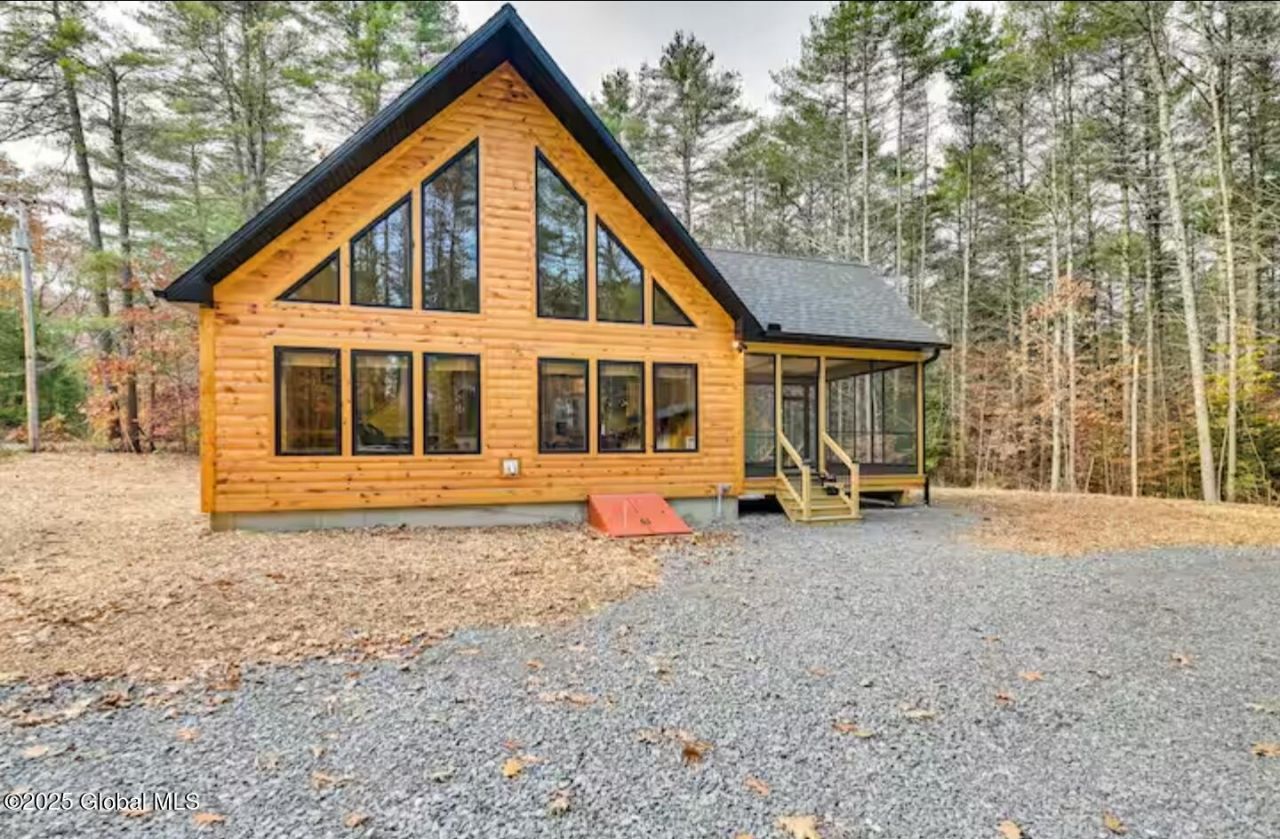 Gloversville, New York, 12078, United States, 2 Bedrooms Bedrooms, ,1 BathroomBathrooms,Residential,For Sale,1876319