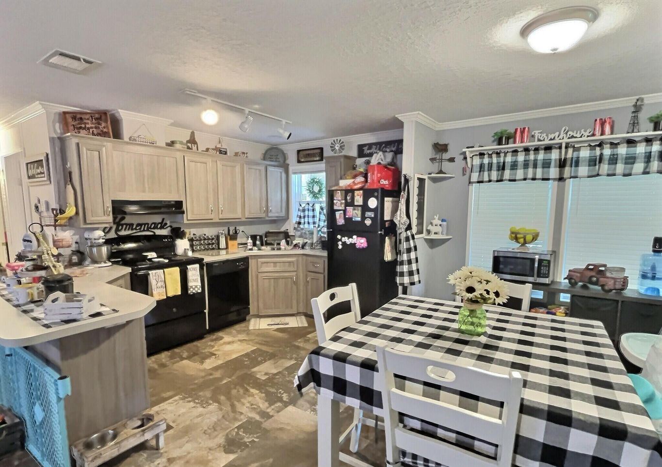 Palatka, Florida, 32177, United States, 4 Bedrooms Bedrooms, ,3 BathroomsBathrooms,Residential,For Sale,1898864