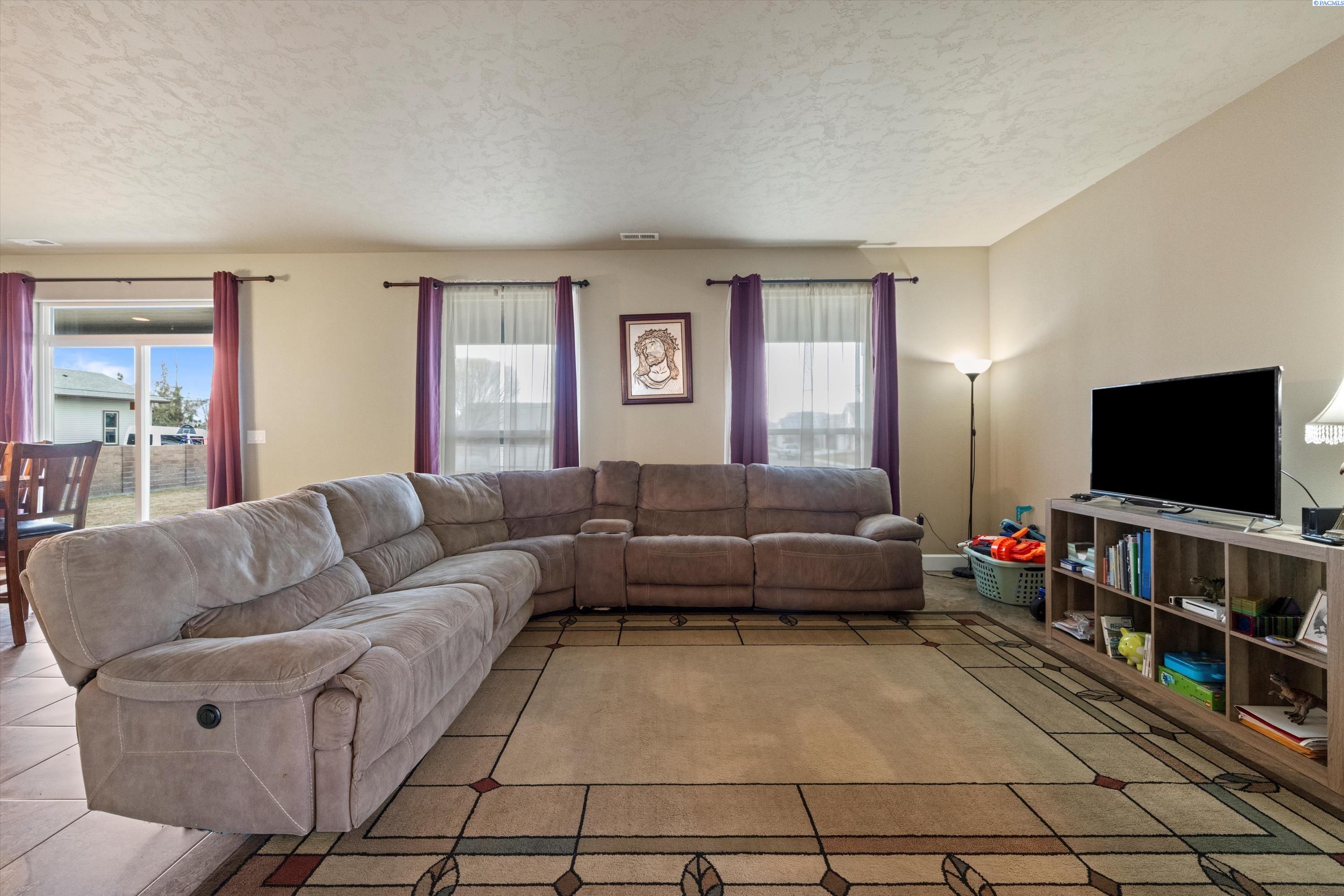 Pasco, Washington, 99301, United States, 6 Bedrooms Bedrooms, ,3 BathroomsBathrooms,Residential,For Sale,1705184