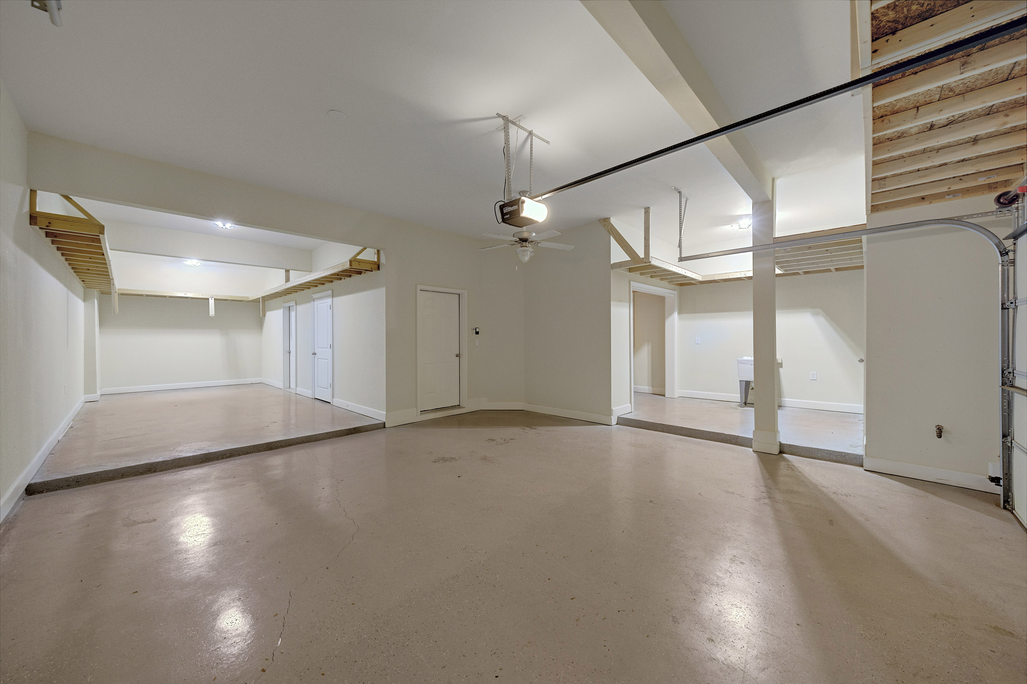  Sandy Springs Townhome Lives Like a Single Family Residence - 物件實景