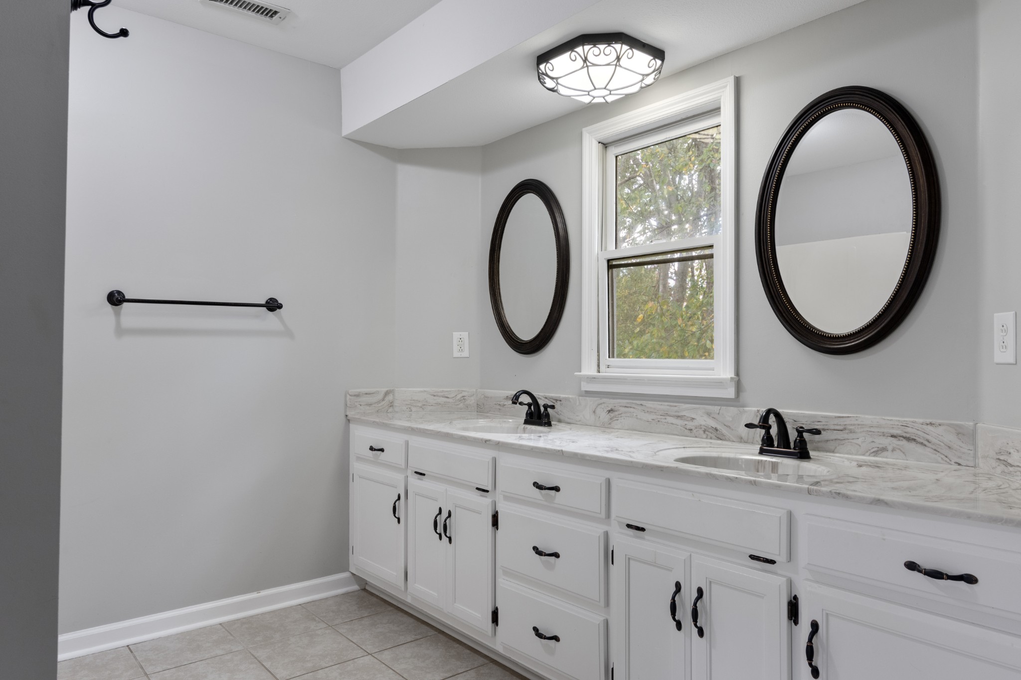 Clarksville, Tennessee, 37043, United States, 3 Bedrooms Bedrooms, ,3 BathroomsBathrooms,Residential,For Sale,1978021