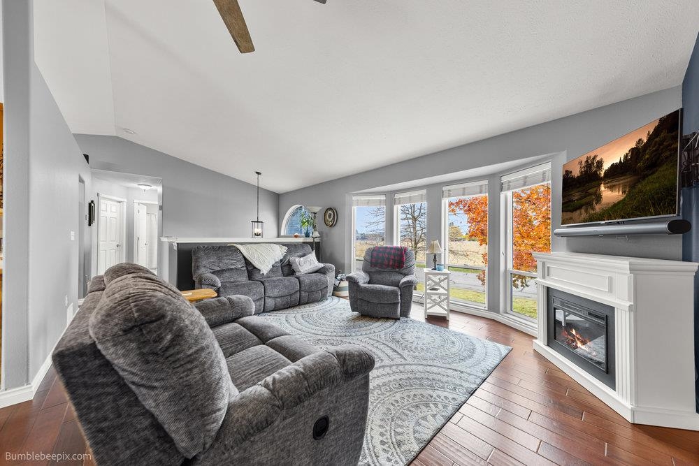 Newman Lake, Washington, 99025, United States, 4 Bedrooms Bedrooms, ,2 BathroomsBathrooms,Residential,For Sale,1987329