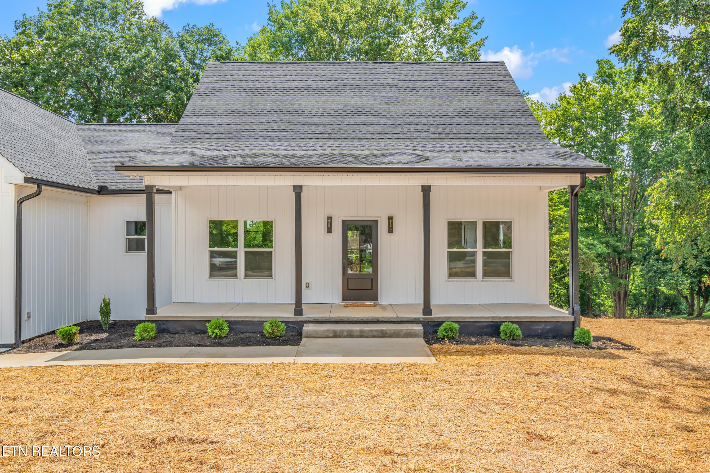 Kingston, Tennessee, 37763, United States, 3 Bedrooms Bedrooms, ,2 BathroomsBathrooms,Residential,For Sale,1907401
