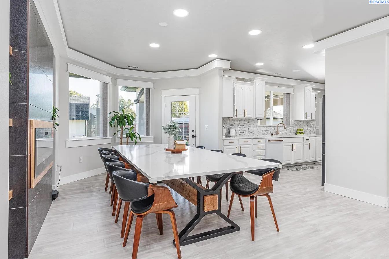 Kennewick, Washington, 99336, United States, 7 Bedrooms Bedrooms, ,7 BathroomsBathrooms,Residential,For Sale,1983847