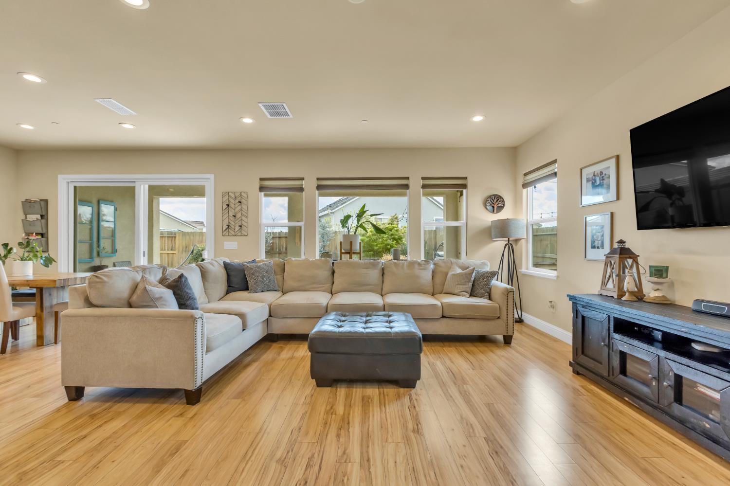 Rocklin, California, 95765, United States, 4 Bedrooms Bedrooms, ,3 BathroomsBathrooms,Residential,For Sale,1914175