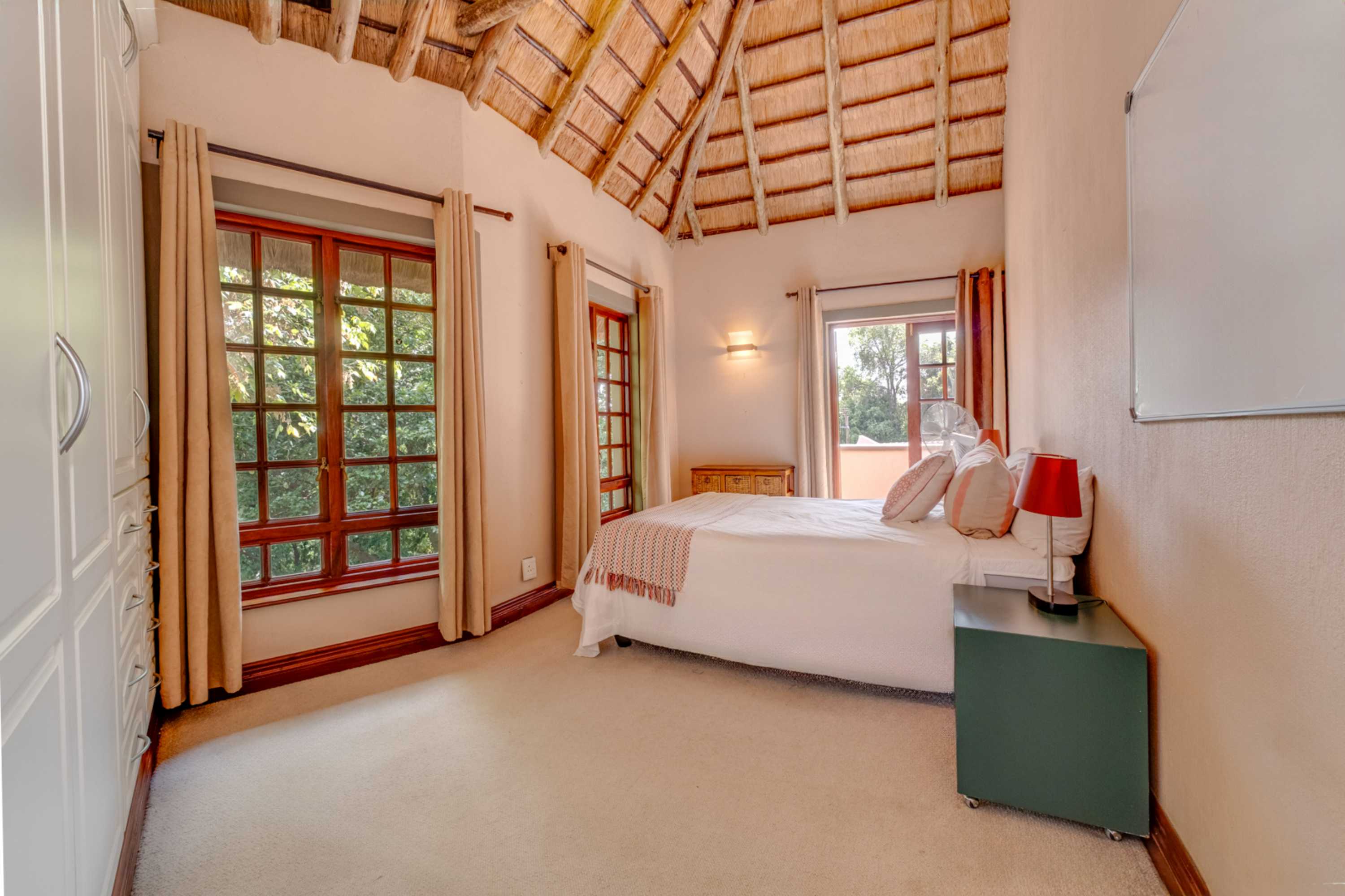  Modern Thatched Family Home For The Executive Buyer - 物件實景