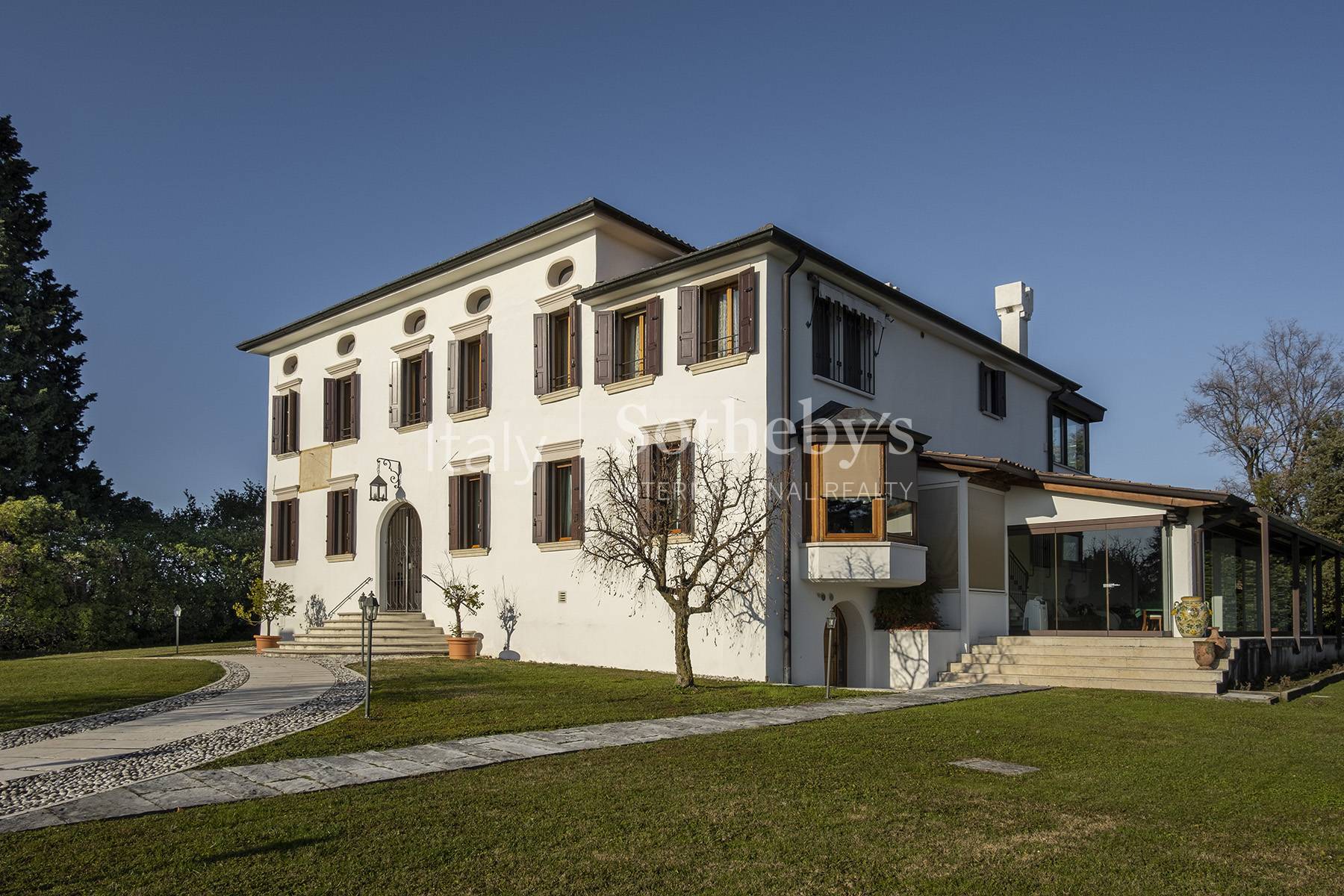  Hillside villa with olive grove and caretaker