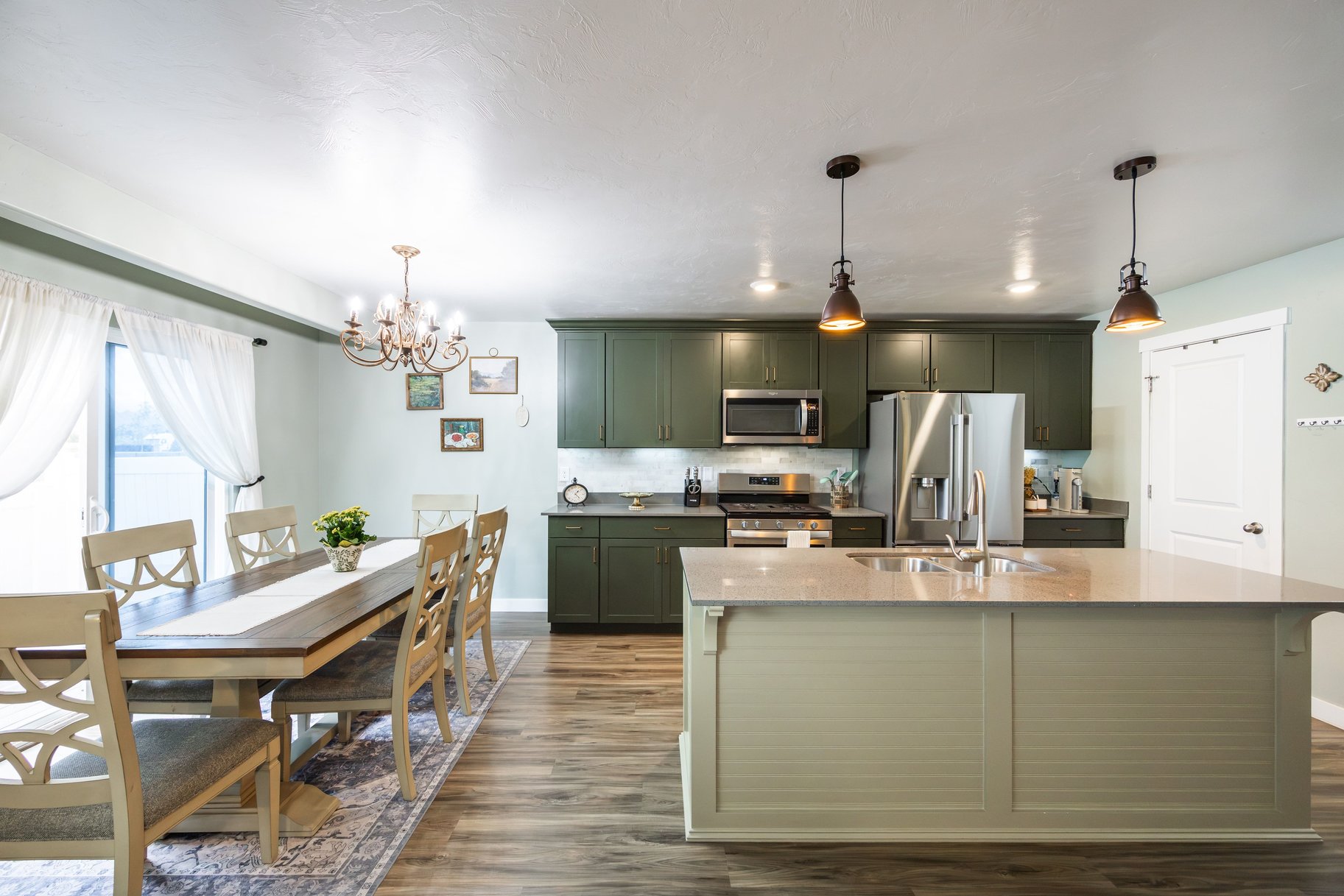  Standout Townhome with Finished Basement & Extras - 物件實景
