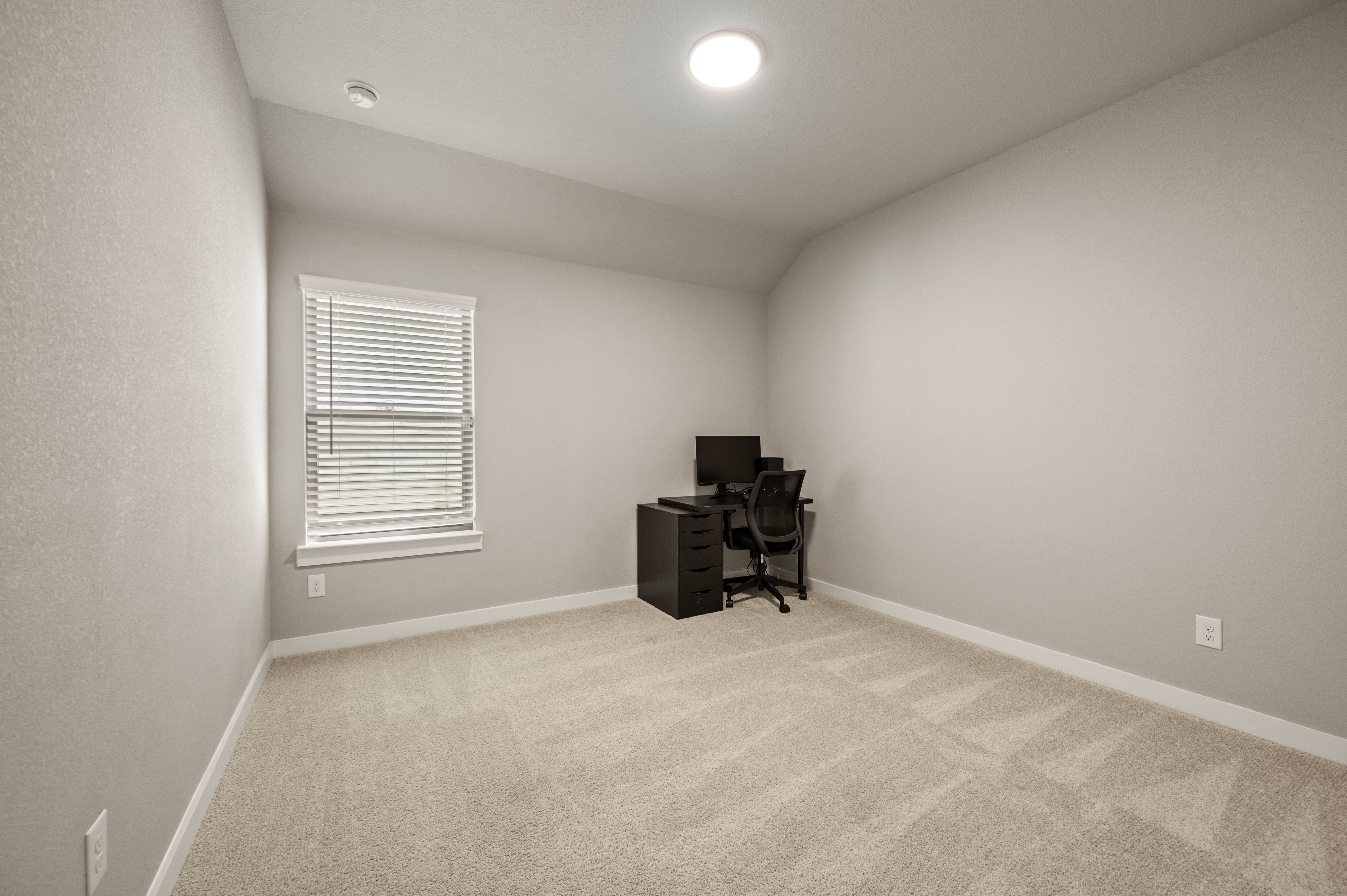  Newer Construction with an Established Feel - 物件實景