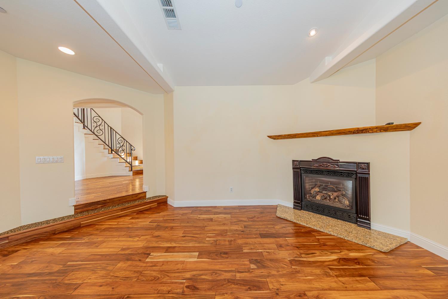 Raymond, California, 93653, United States, 5 Bedrooms Bedrooms, ,3 BathroomsBathrooms,Residential,For Sale,1996762