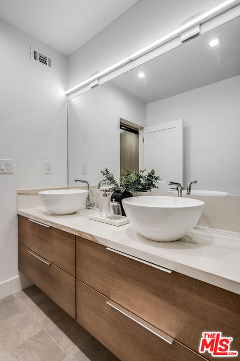 Beverly Hills, California, 90210, United States, 1 Bedroom Bedrooms, ,2 BathroomsBathrooms,Residential,For Sale,1902812