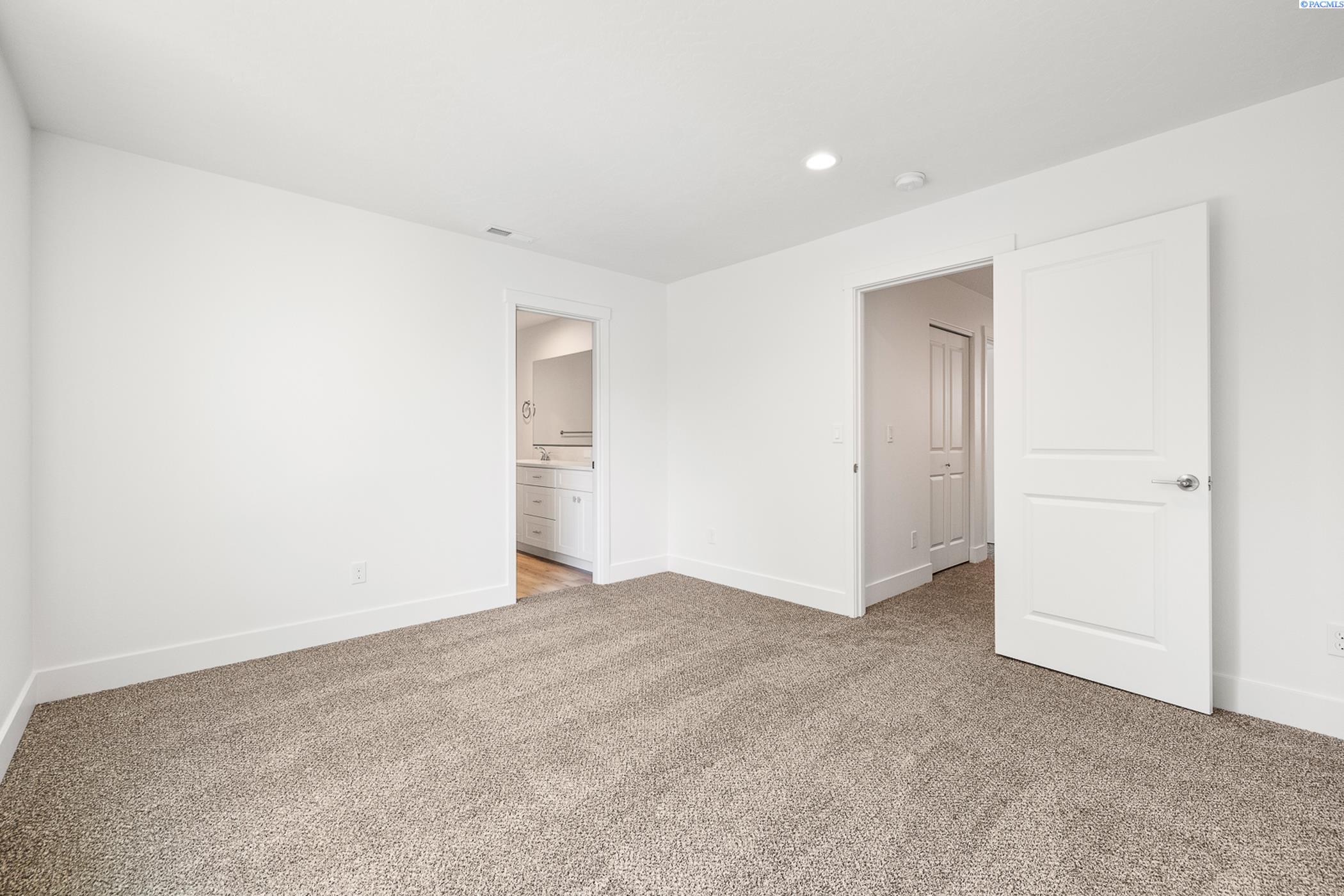 Kennewick, Washington, 99337, United States, 6 Bedrooms Bedrooms, ,Residential,For Sale,1941578