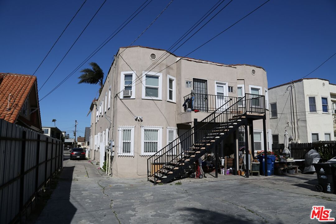 Los Angeles, California, 90019, United States, 8 Bedrooms Bedrooms, ,Residential,For Sale,1848279