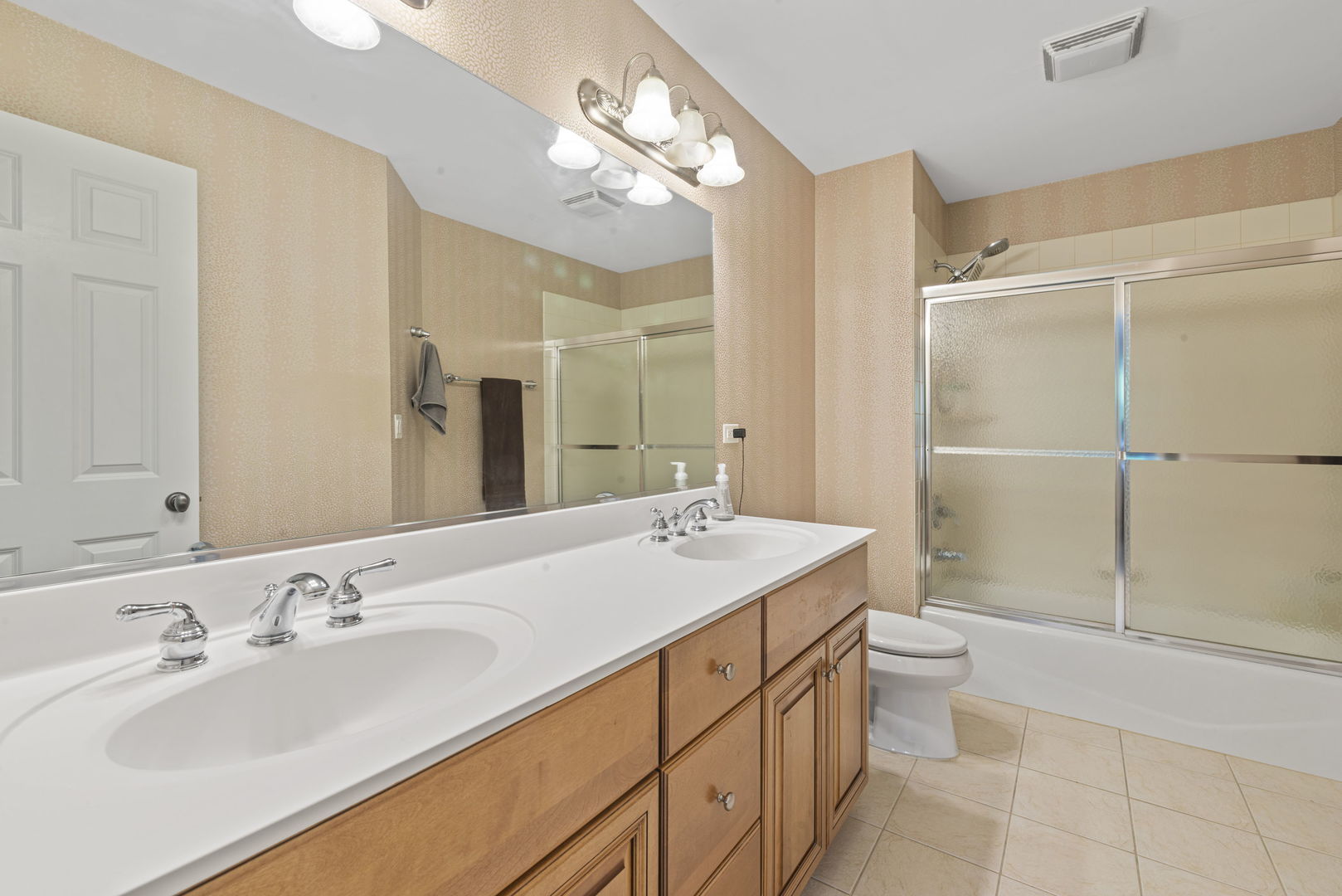 Batavia, Illinois, 60510, United States, 4 Bedrooms Bedrooms, ,6 BathroomsBathrooms,Residential,For Sale,1988116