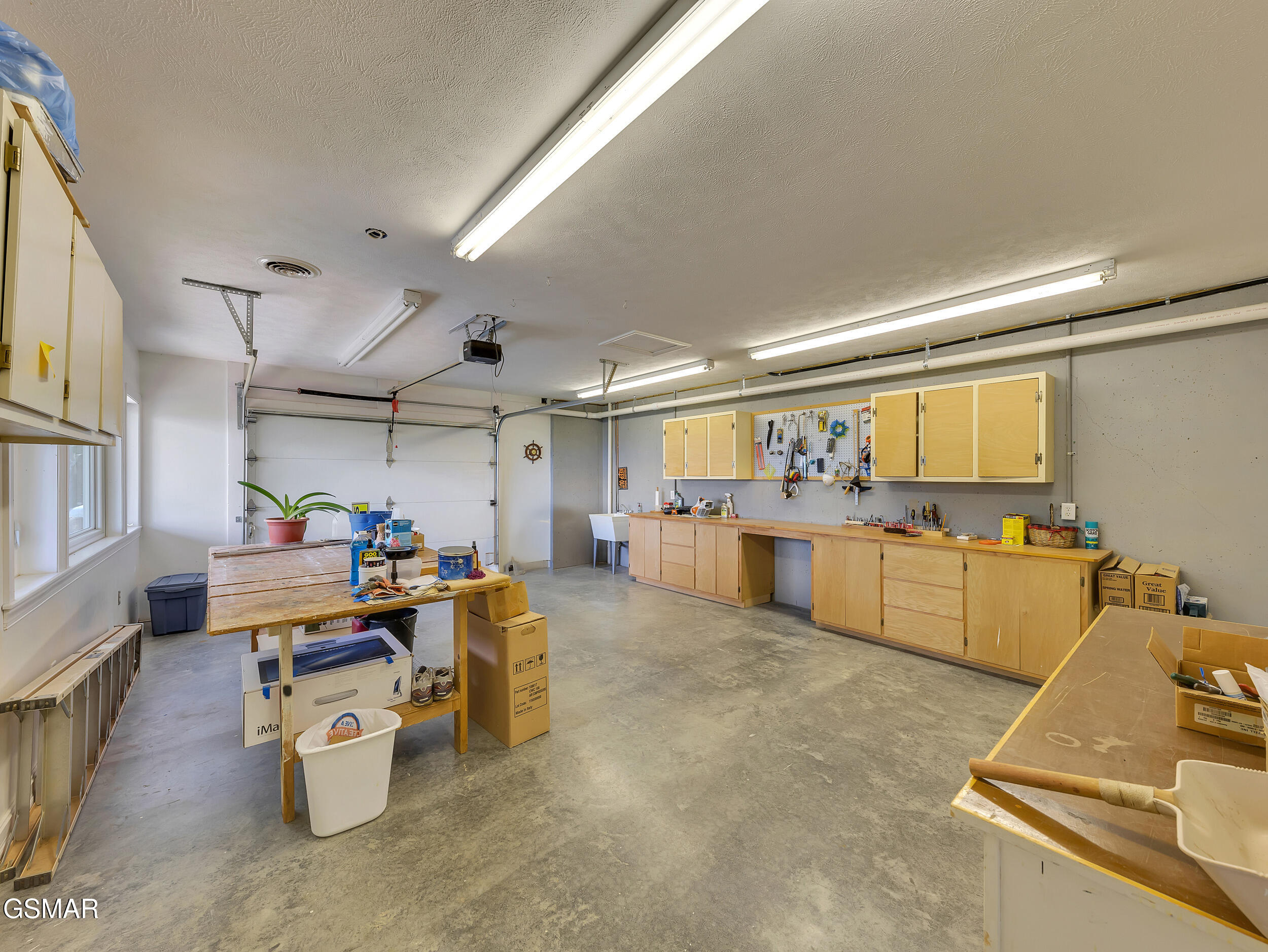 Mooresburg, Tennessee, 37811, United States, 2 Bedrooms Bedrooms, ,4 BathroomsBathrooms,Residential,For Sale,1978830