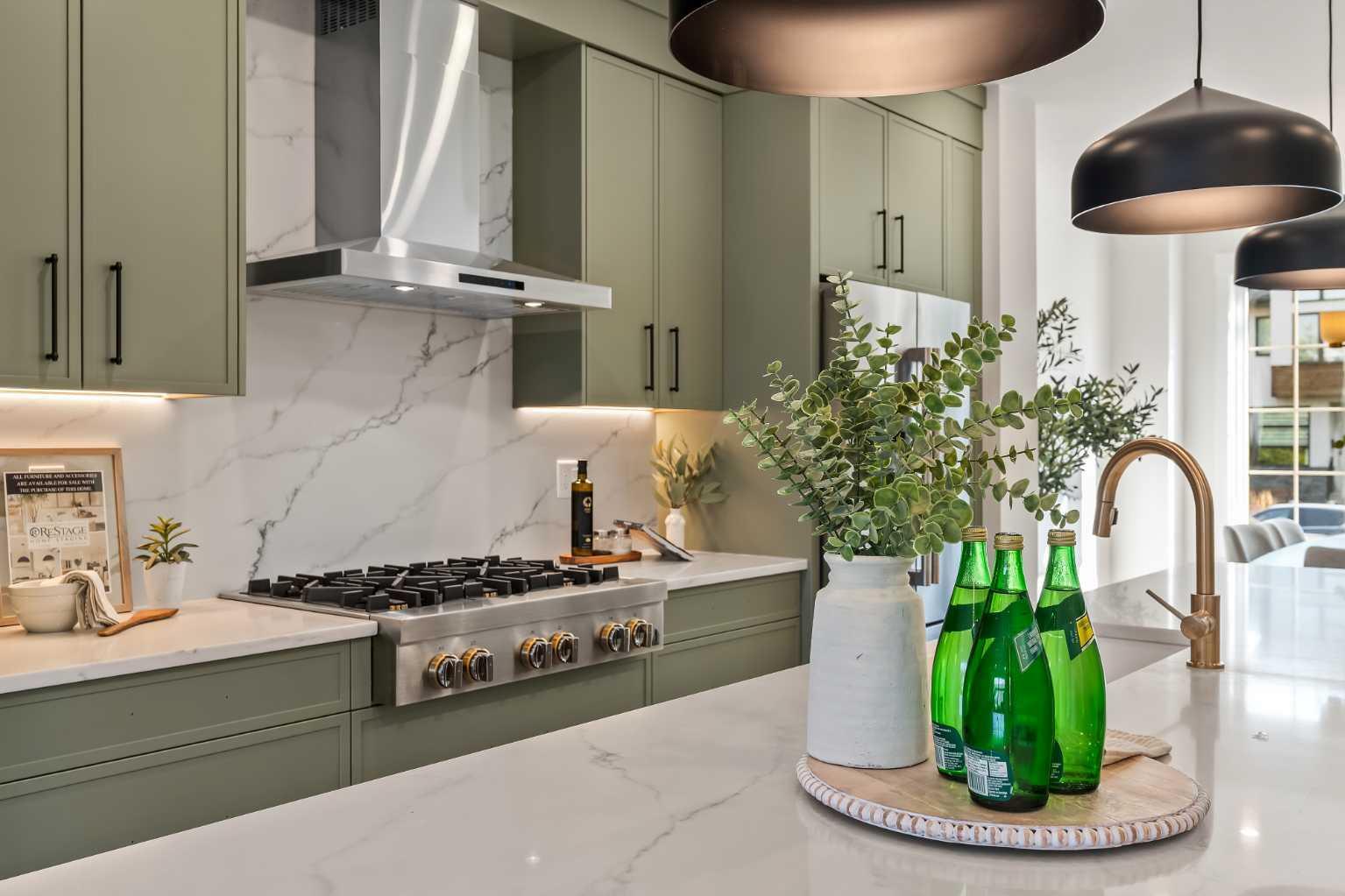 CALGARY, Alberta, T3E 2V9, CA, 4 Bedrooms Bedrooms, ,5 BathroomsBathrooms,Residential,For Sale,1987778