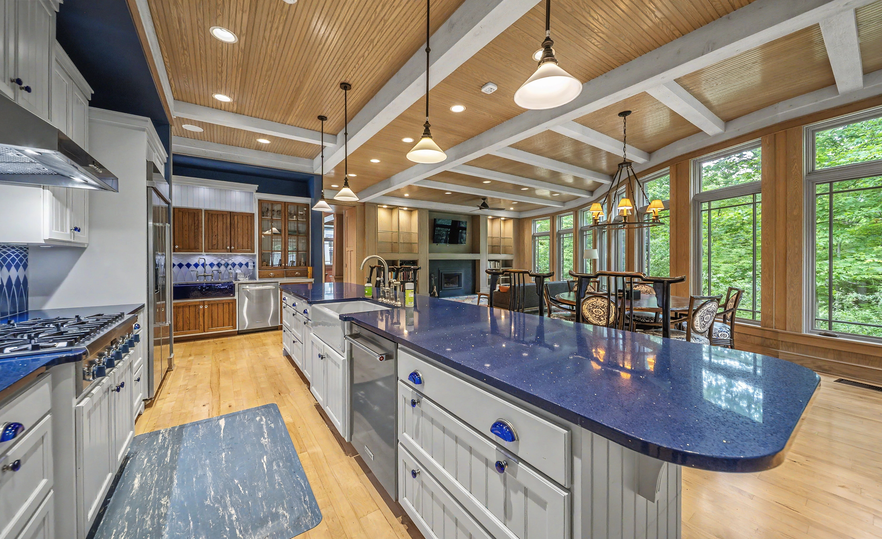  Stunning Prairie-Inspired Estate on 16 Acres of Scenic Woodlands - 物件實景