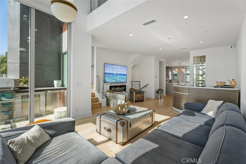 Newport Beach, California, 92663, United States, 2 Bedrooms Bedrooms, ,3 BathroomsBathrooms,Residential,For Sale,1989399