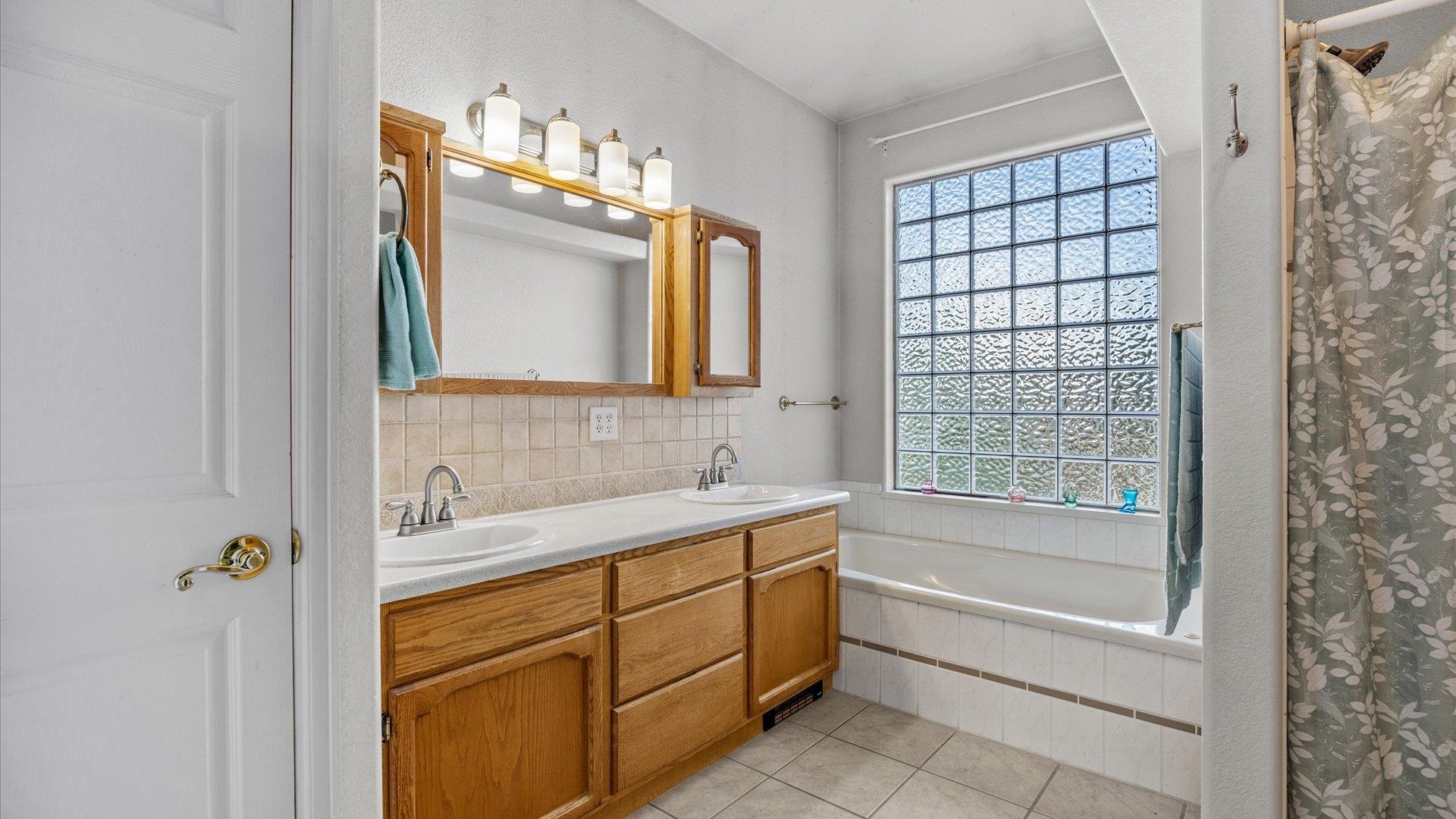 Grand Junction, Colorado, 81507, United States, 3 Bedrooms Bedrooms, ,2 BathroomsBathrooms,Residential,For Sale,1940996