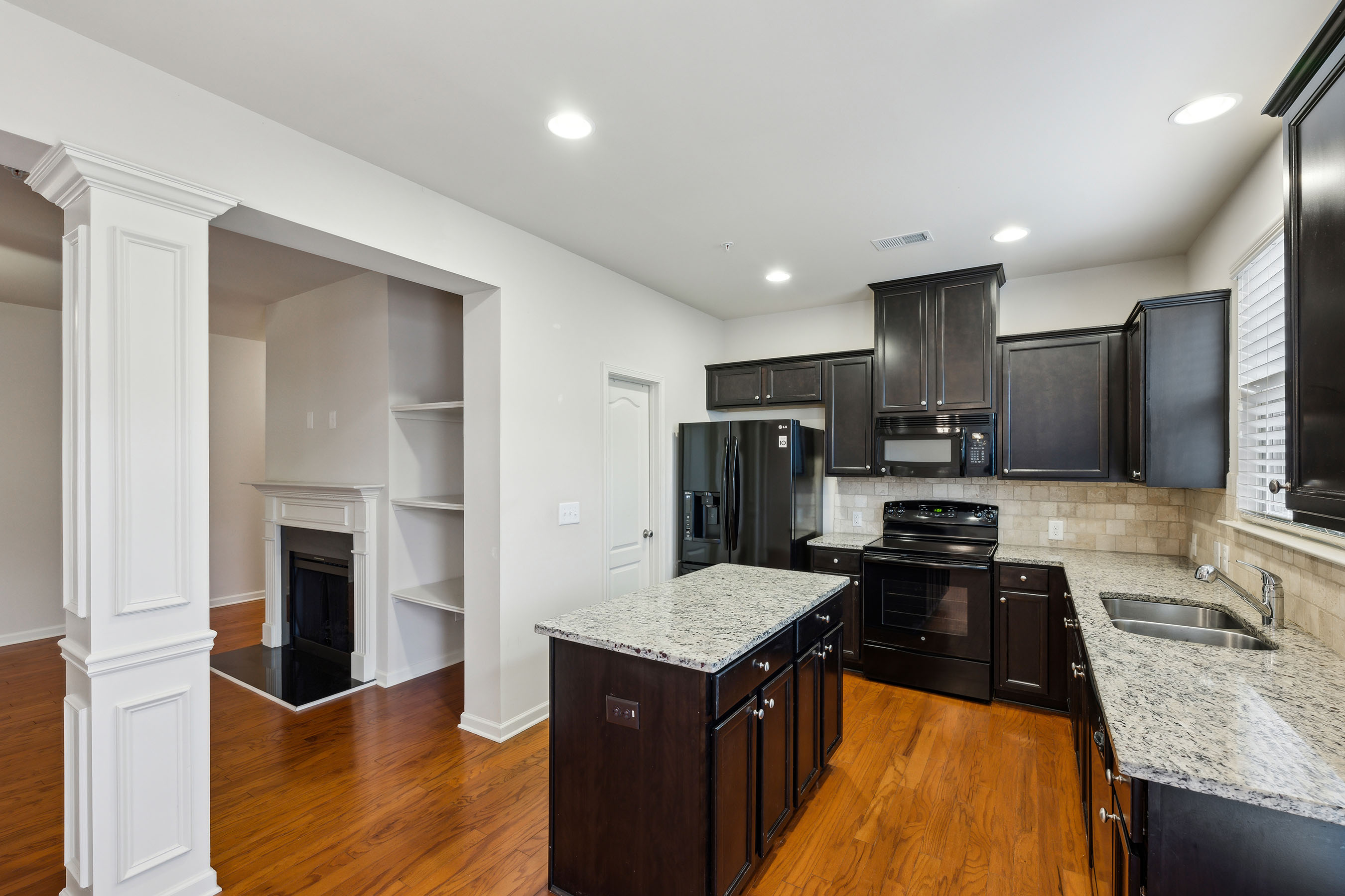  Welcome to this Beautifully Maintained Two-Story Townhome - 物件實景