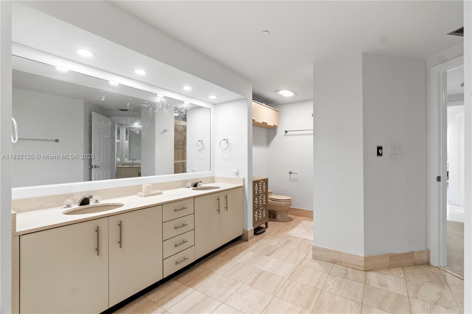 Aventura, Florida, 33180, United States, 2 Bedrooms Bedrooms, ,3 BathroomsBathrooms,Residential,For Sale,1885240