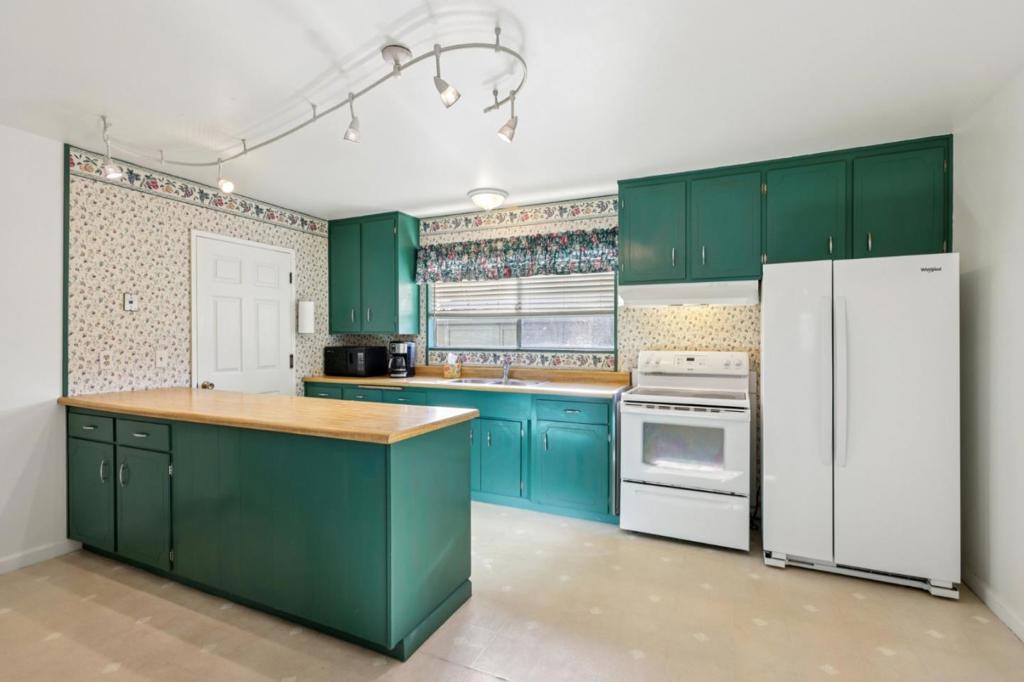 Marina, California, 93933, United States, 3 Bedrooms Bedrooms, ,2 BathroomsBathrooms,Residential,For Sale,2005109