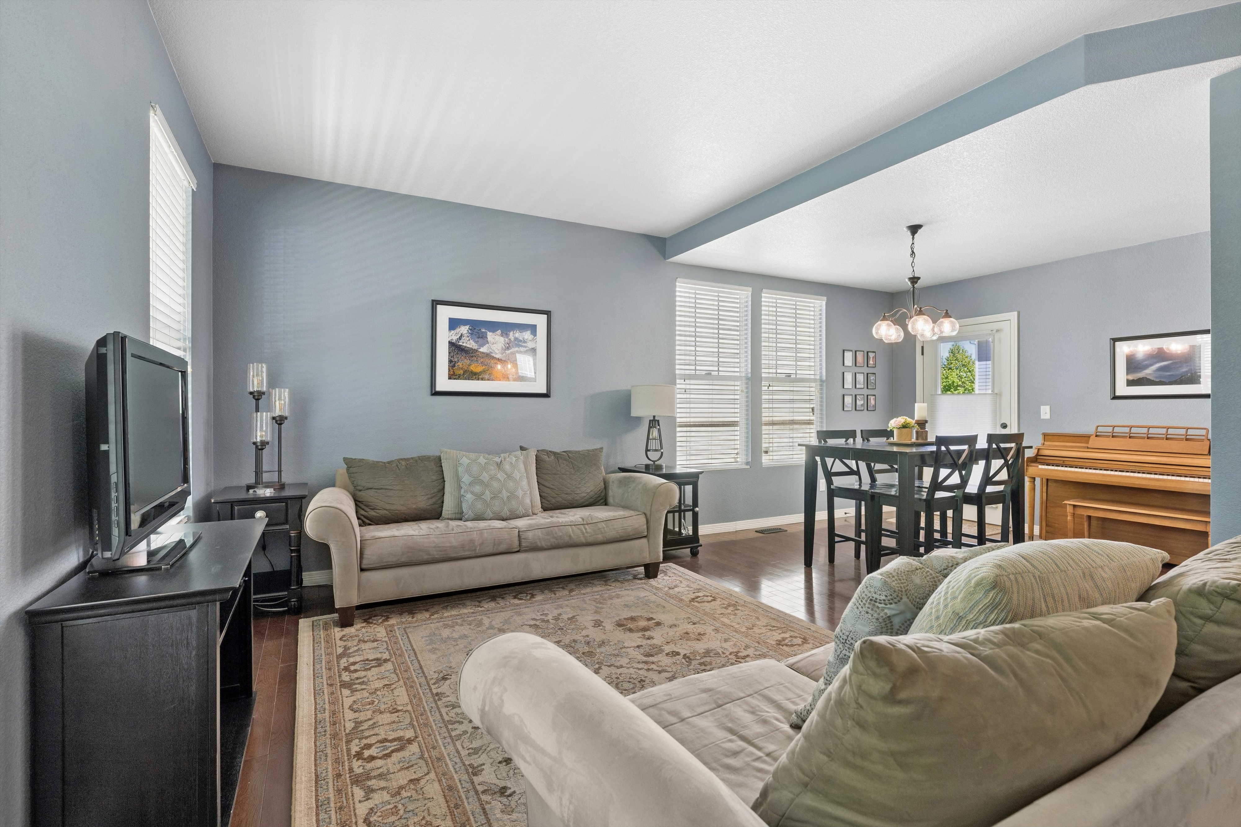  Beautiful 3-Bedroom, 3-Bath Home On A Charming Tree-Lined Street - 物件實景