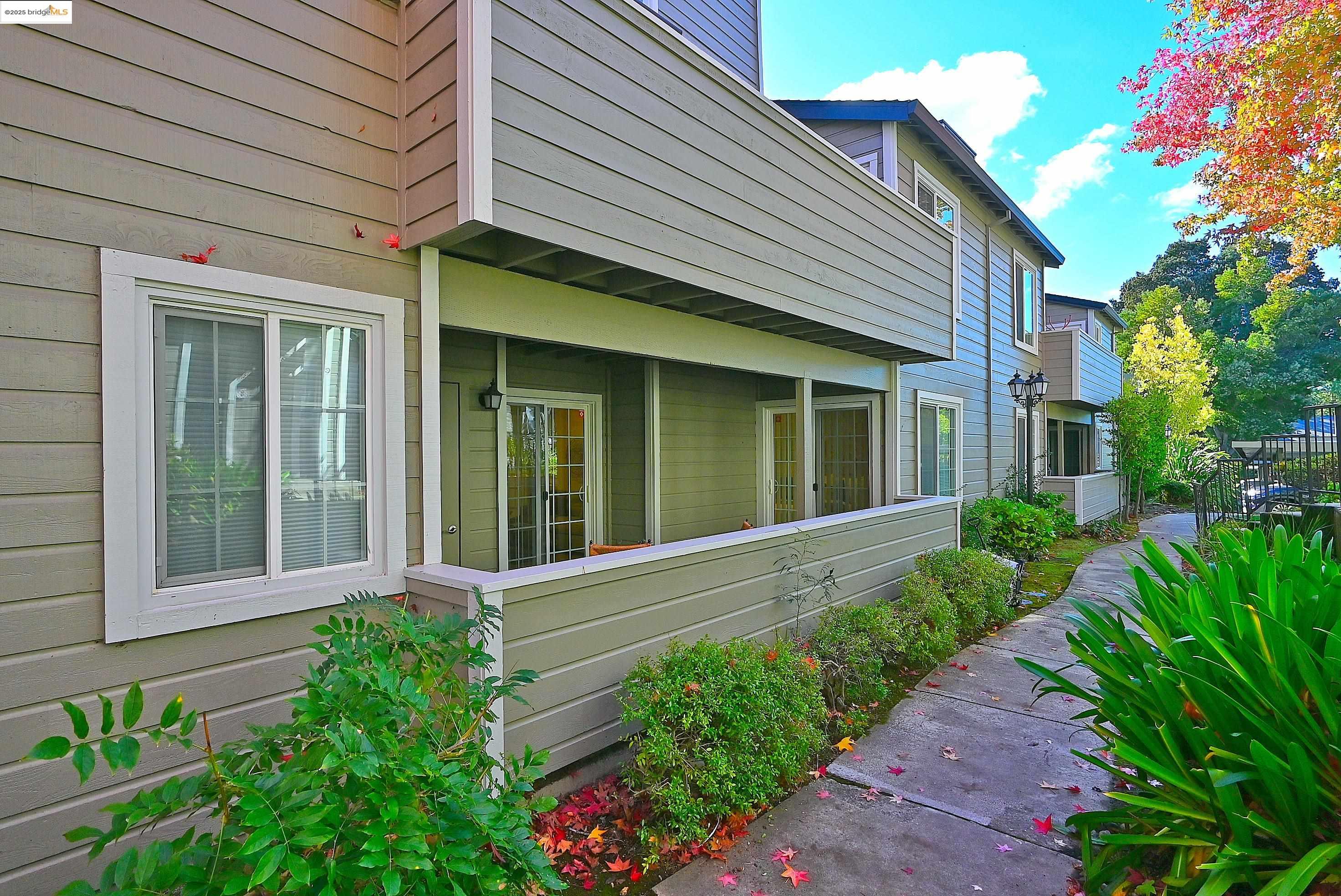 Oakland, California, 94605, United States, 2 Bedrooms Bedrooms, ,2 BathroomsBathrooms,Residential,For Sale,2000810