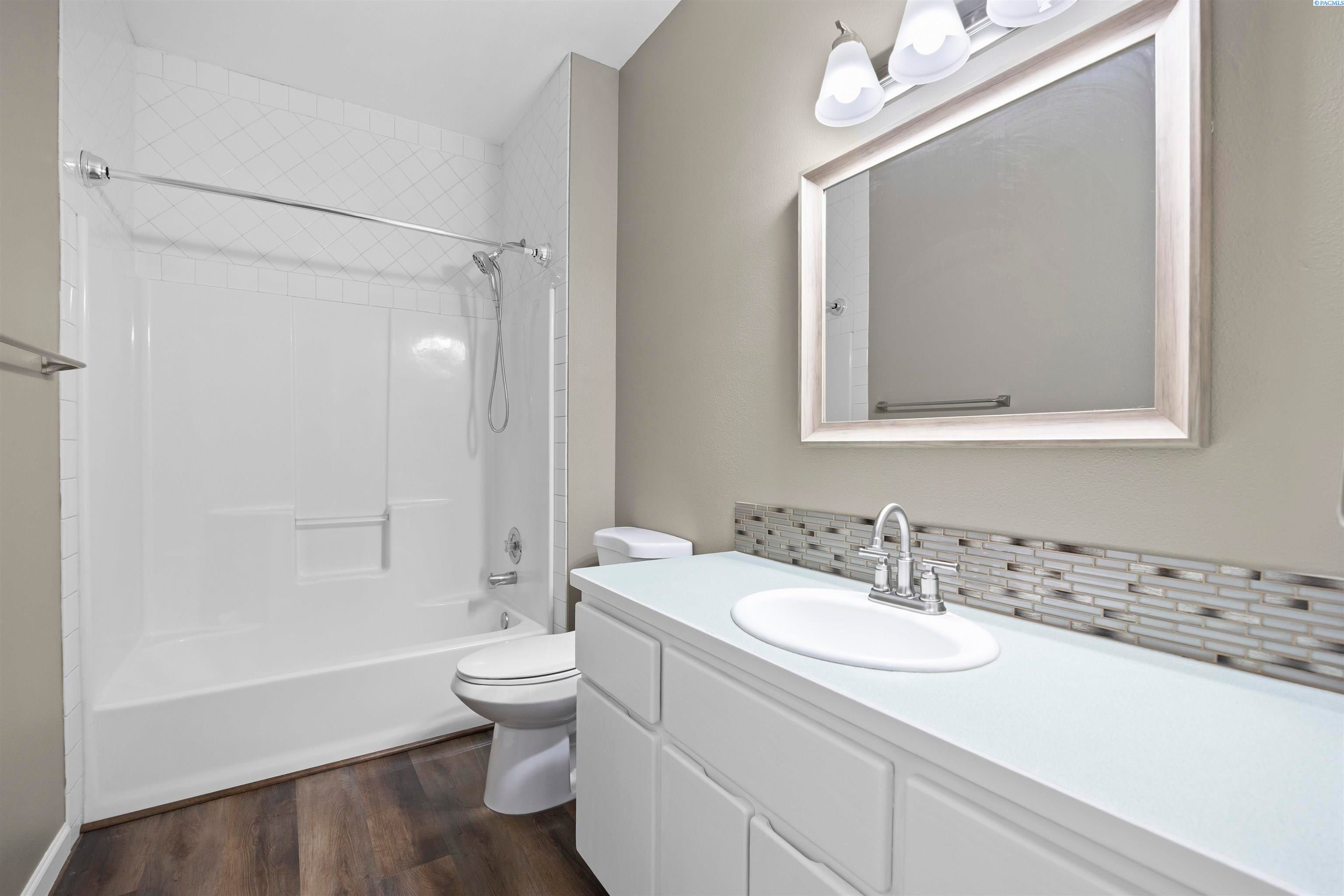 West Richland, Washington, 99353, United States, 5 Bedrooms Bedrooms, ,3 BathroomsBathrooms,Residential,For Sale,2020893
