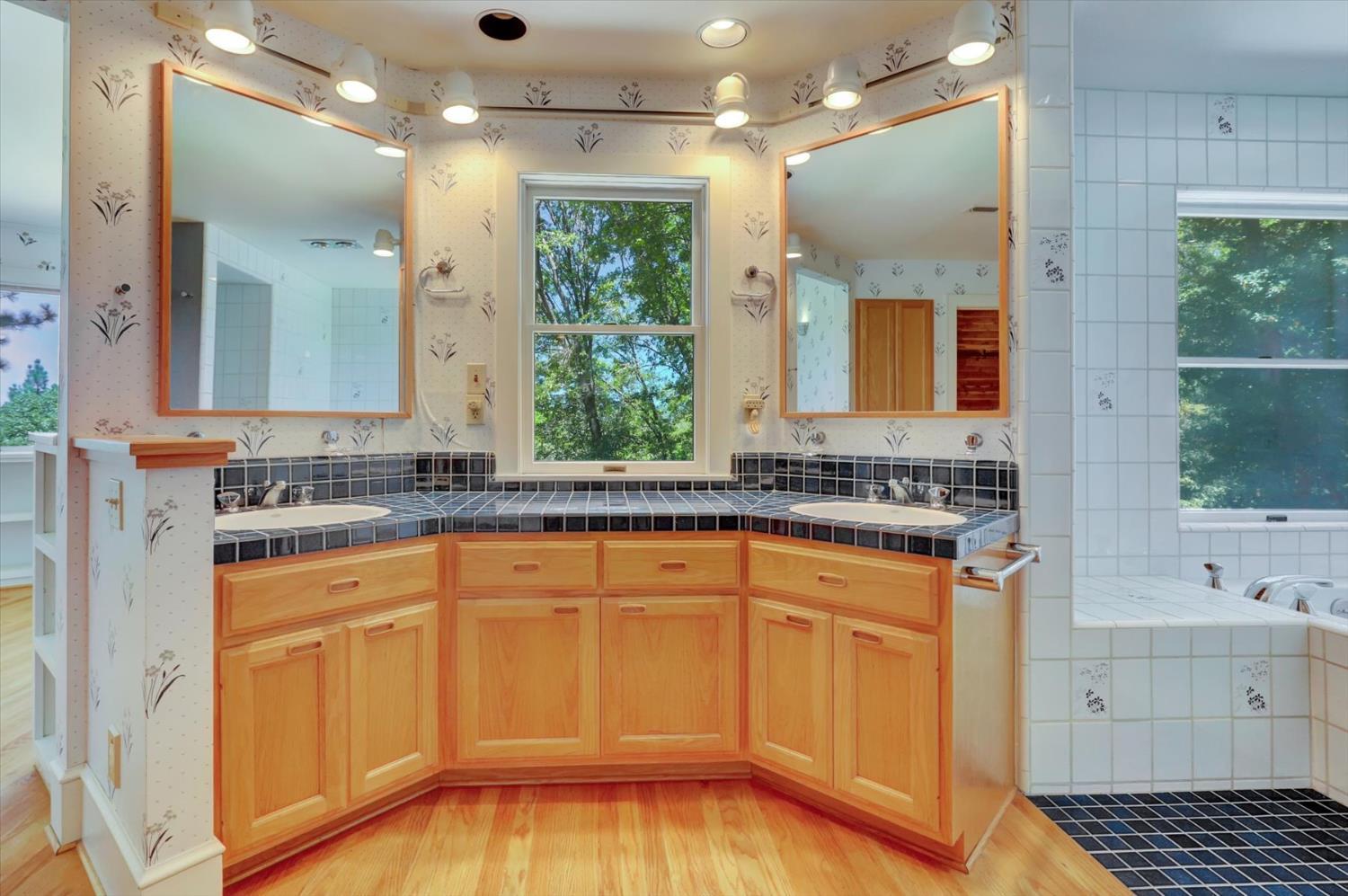 Nevada City, California, 95959, United States, 3 Bedrooms Bedrooms, ,4 BathroomsBathrooms,Residential,For Sale,1903616