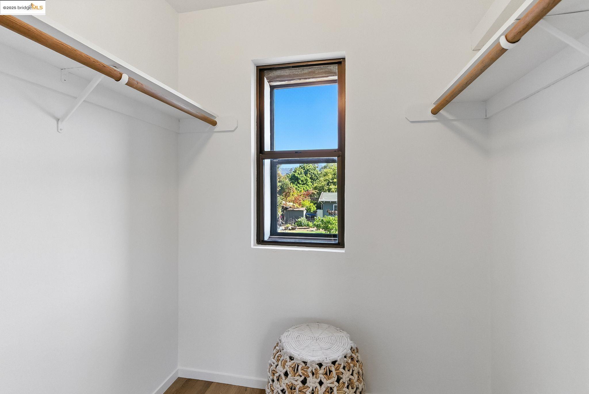 Oakland, California, 94618, United States, 2 Bedrooms Bedrooms, ,1 BathroomBathrooms,Residential,For Sale,1925064