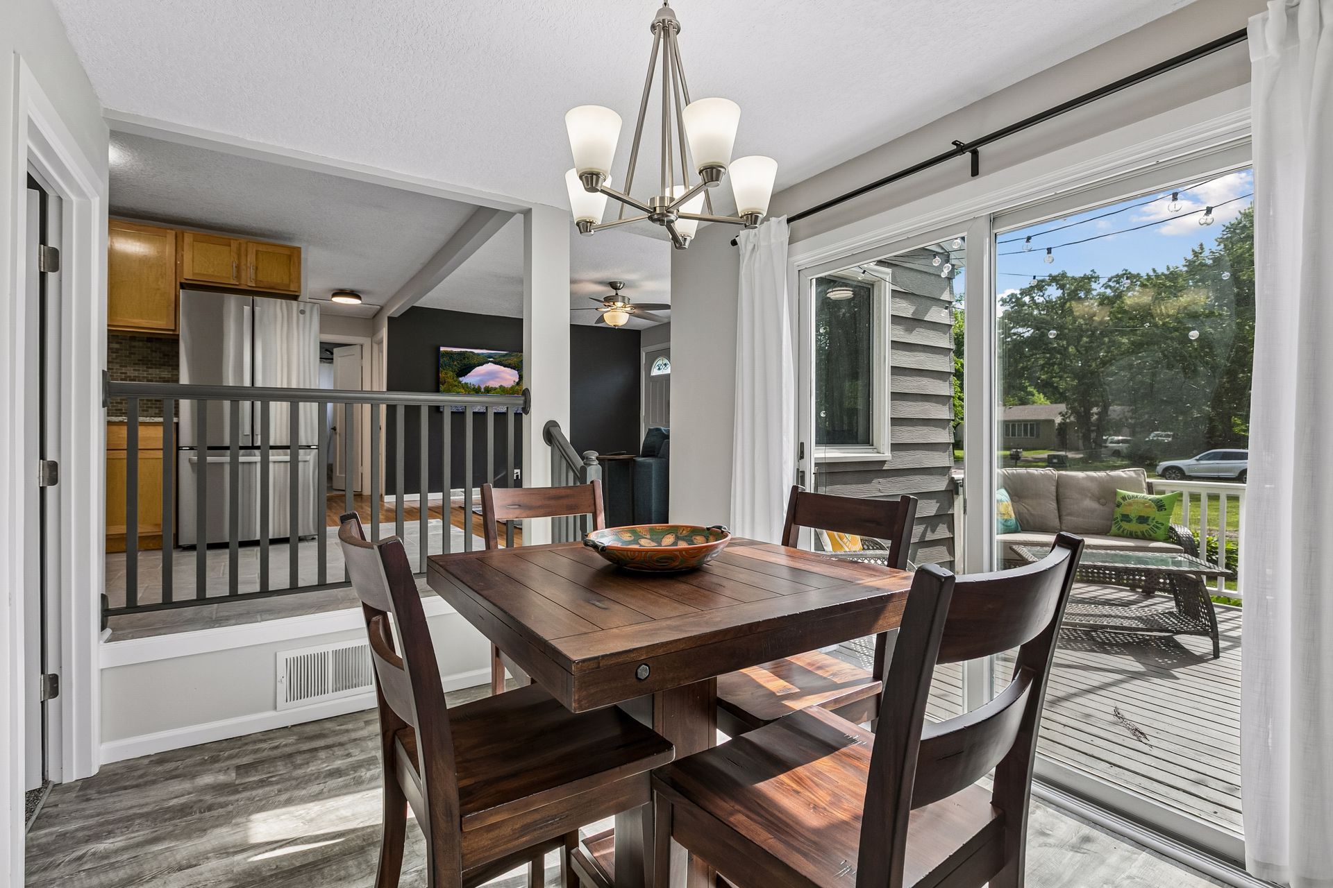  Turnkey Rambler With Exceptional Outdoor Living - 物件實景