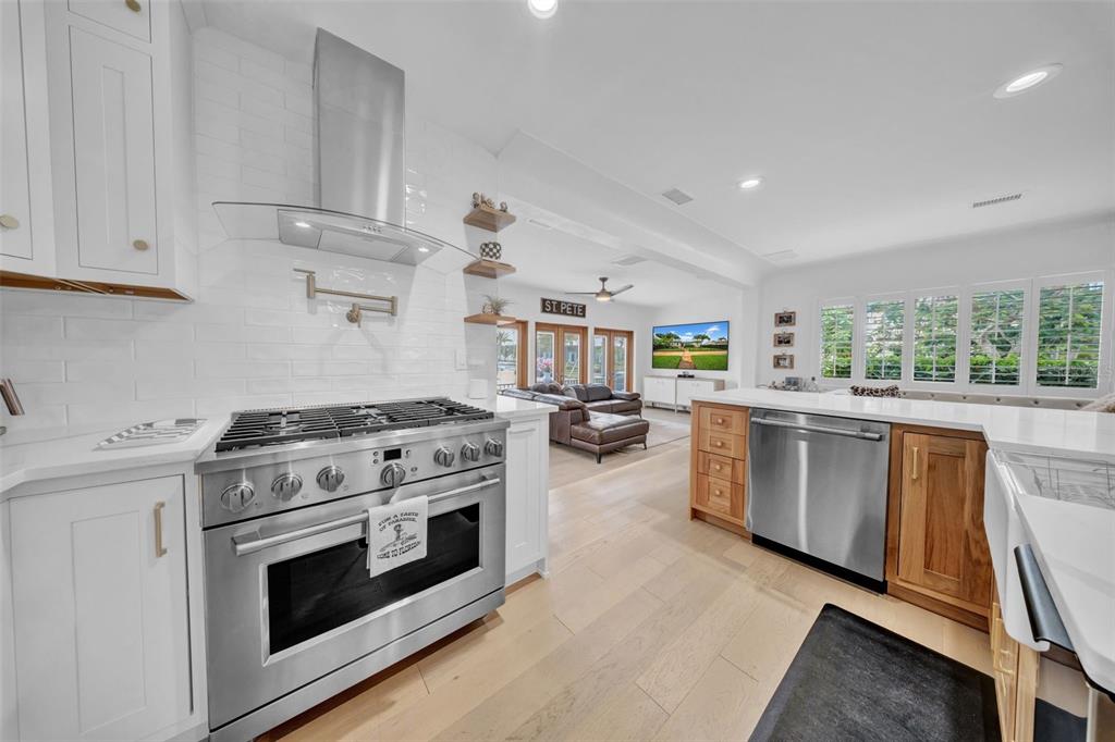 St Petersburg, Florida, 33704, United States, 2 Bedrooms Bedrooms, ,2 BathroomsBathrooms,Residential,For Sale,1897453