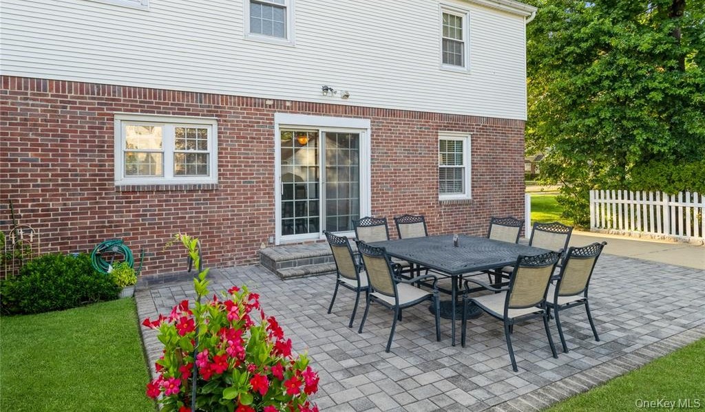 Floral Park, New York, 11001, United States, 3 Bedrooms Bedrooms, ,2 BathroomsBathrooms,Residential,For Sale,1928051