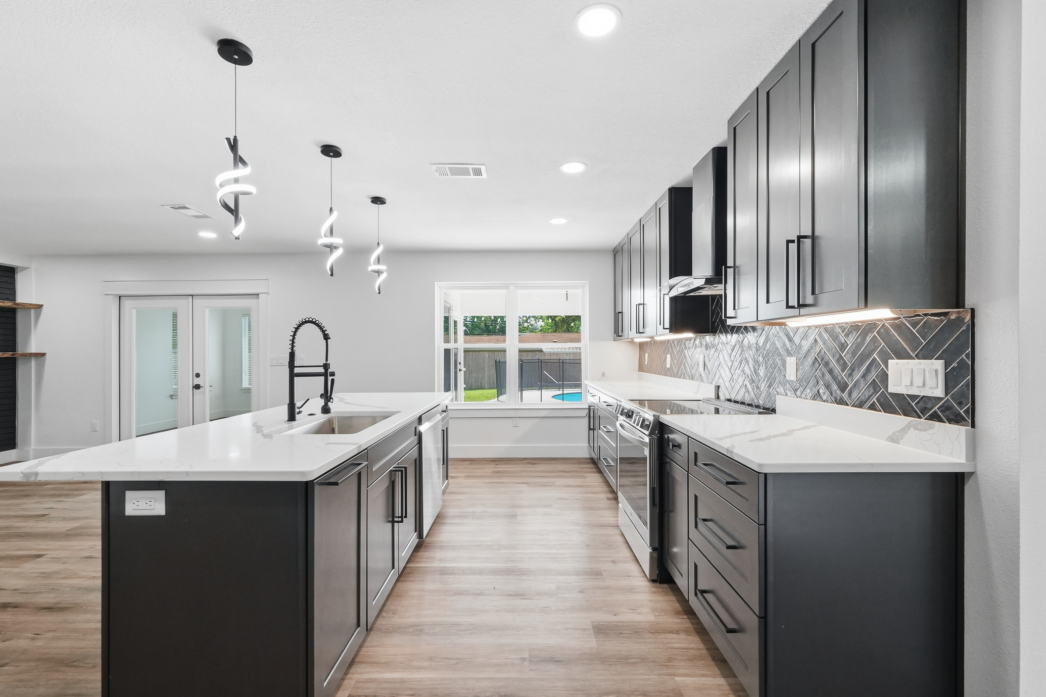  Move-In Ready Pool Home with Thoughtful Modern Updates - 物件實景