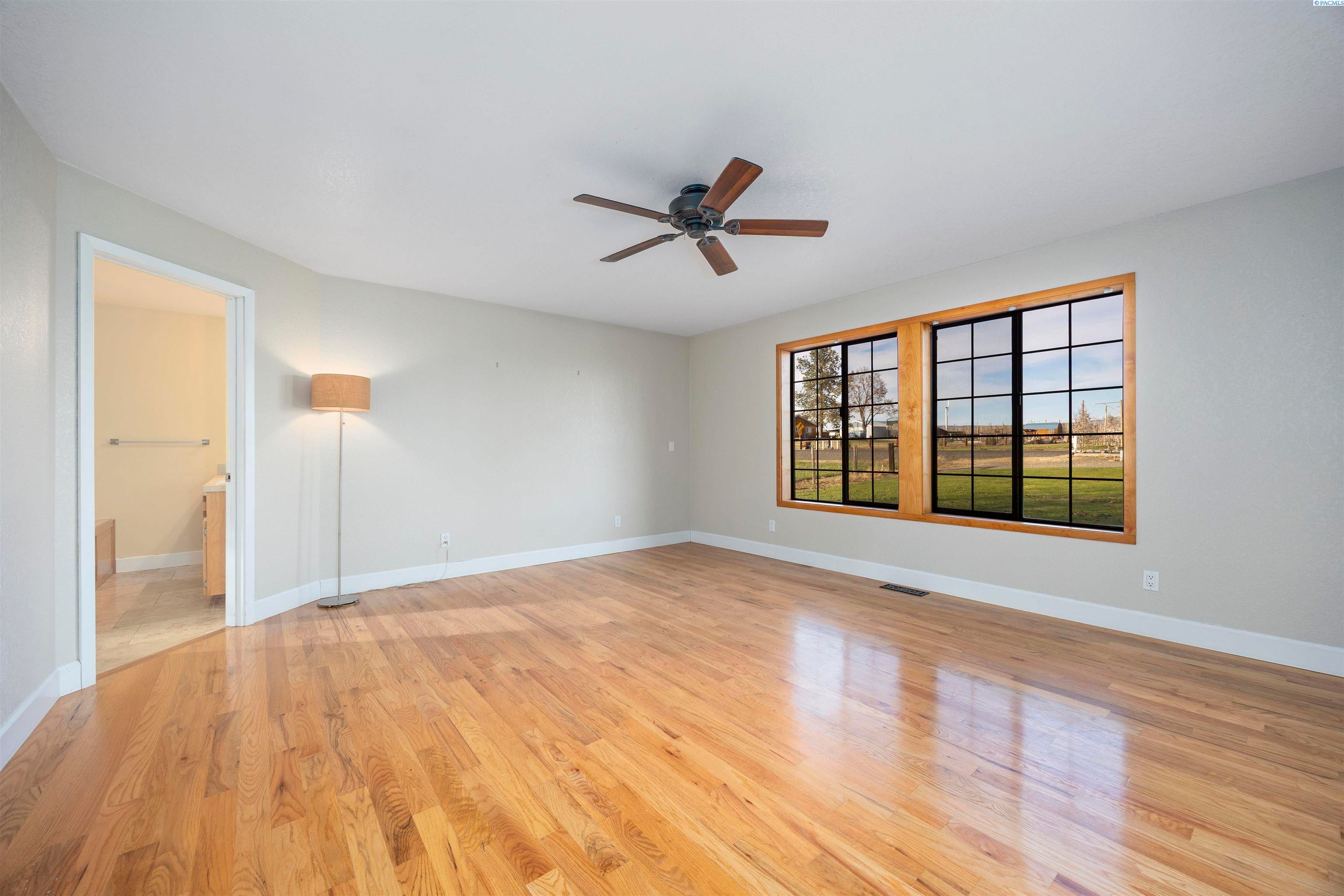 Sunnyside, Washington, 98944, United States, 3 Bedrooms Bedrooms, ,2 BathroomsBathrooms,Residential,For Sale,1998016