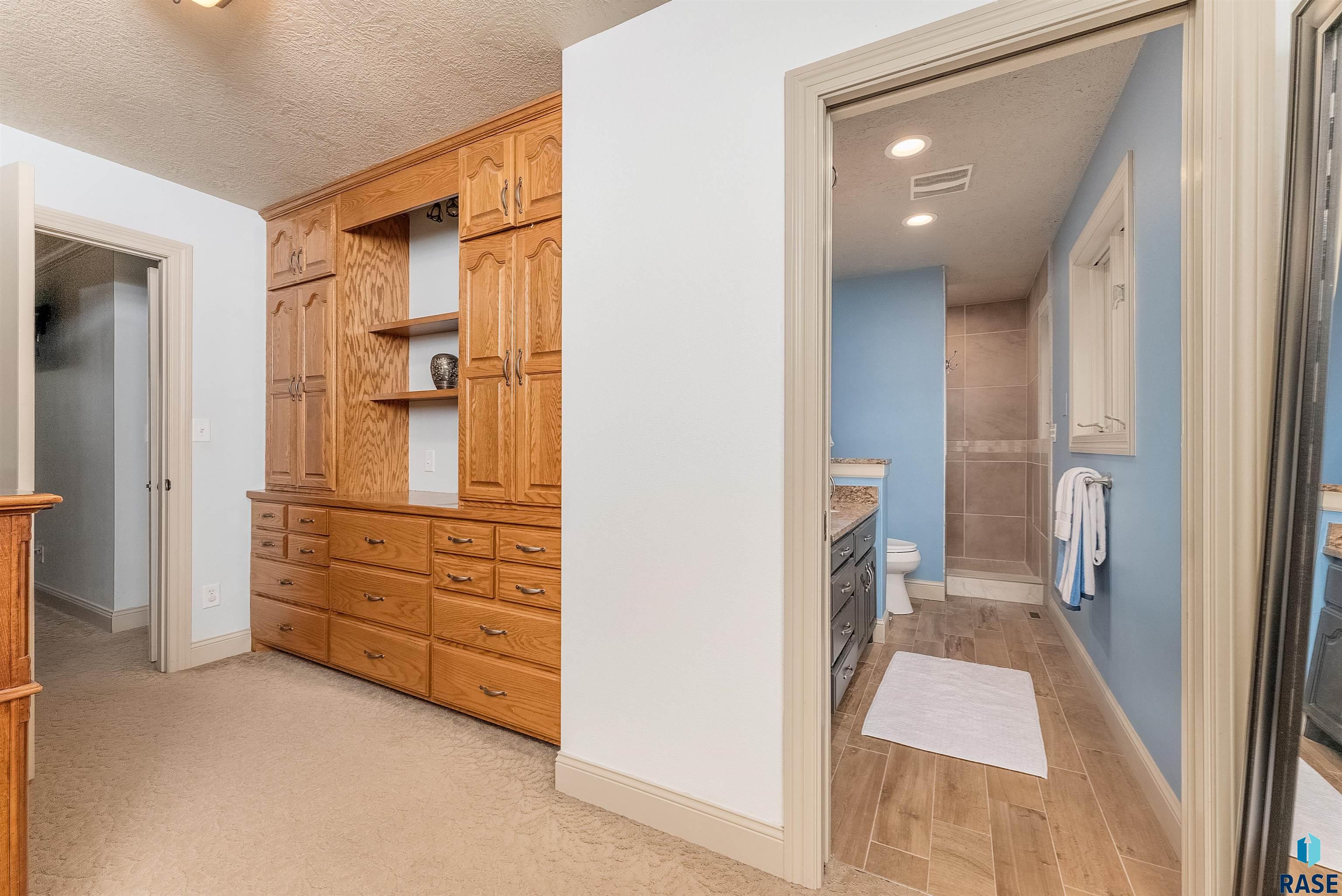 Sioux Falls, South Dakota, 57105, United States, 3 Bedrooms Bedrooms, ,2 BathroomsBathrooms,Residential,For Sale,1926722