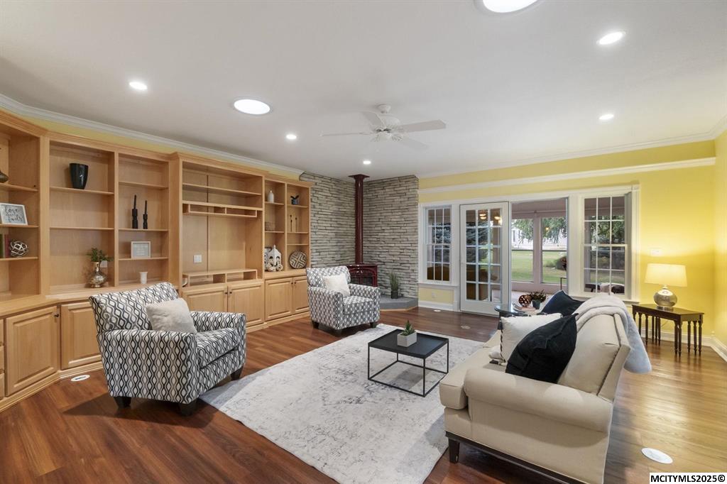 Mason City, Iowa, 50401, United States, 5 Bedrooms Bedrooms, ,4 BathroomsBathrooms,Residential,For Sale,1973709