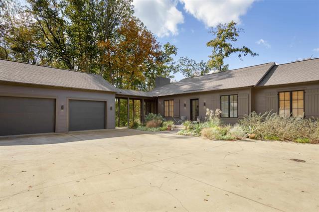 Florence, Alabama, 35630, United States, 4 Bedrooms Bedrooms, ,4 BathroomsBathrooms,Residential,For Sale,1988218